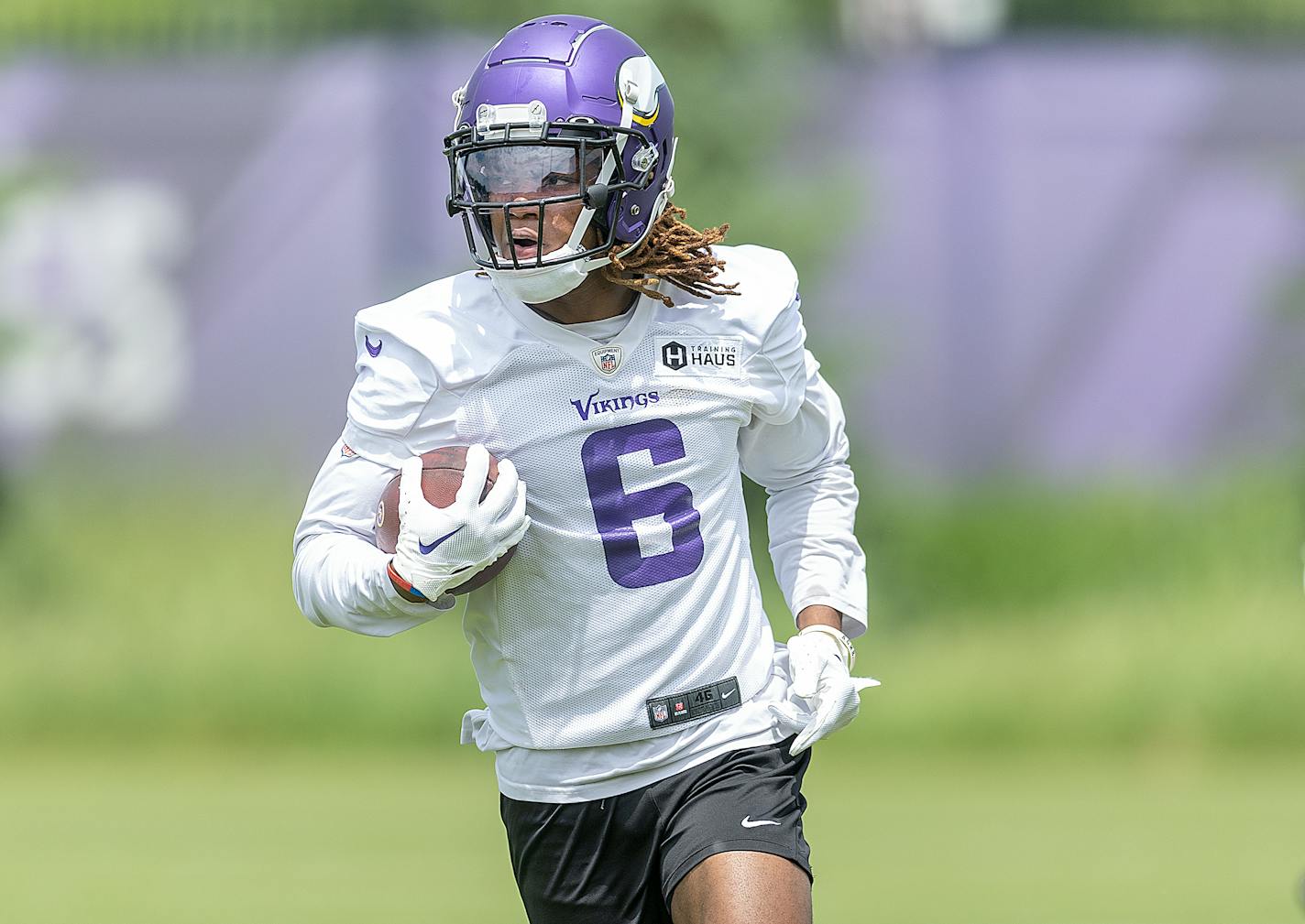 Minnesota Vikings safety Lewis Cine takes to the field for practice at the TCO Performance Center in Eagan, Minn., on Tuesday, May 30, 2023. ] Elizabeth Flores • liz.flores@startribune.com