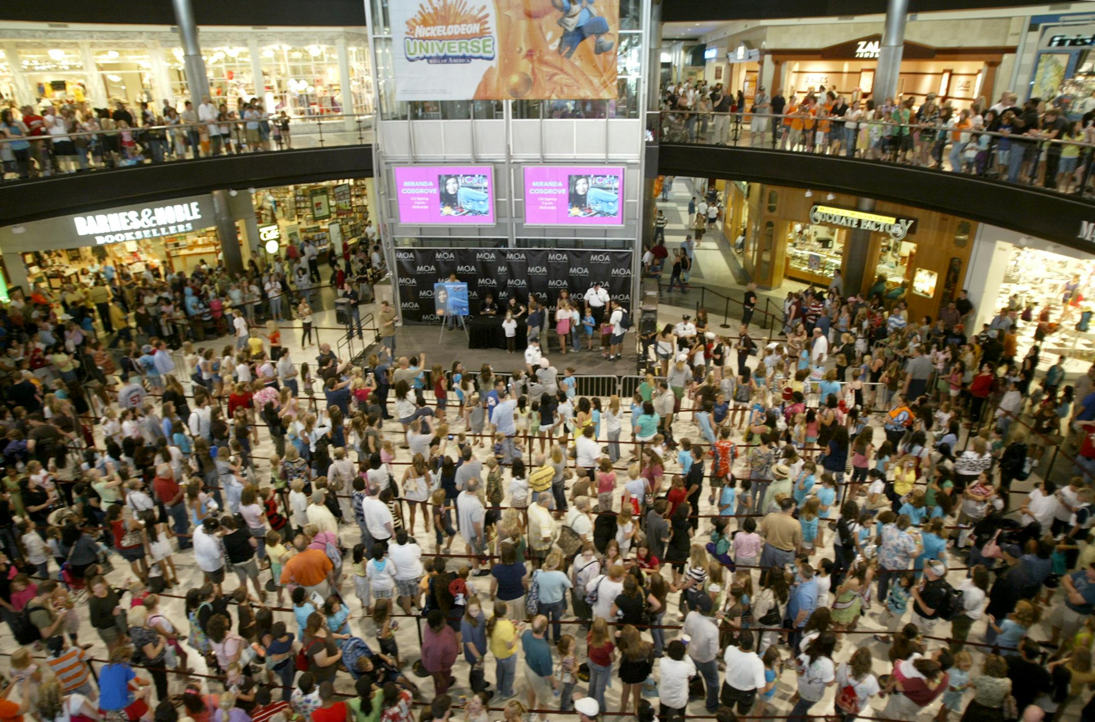 Miranda Cosgrove had a crowd of 2,000-plus people show up for autographs at the Mall of America.