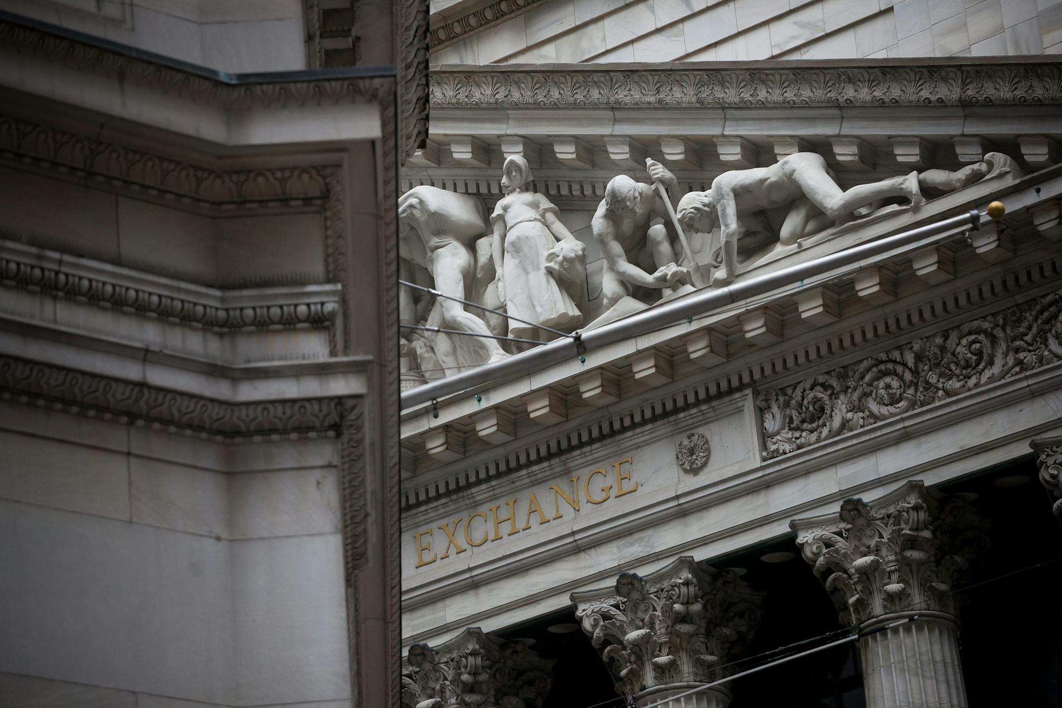 Good fortune is melting away, imperiling the props that have supported American economic confidence and incomes. MUST CREDIT: Bloomberg photo by Michael Nagle ORG XMIT: 775159512