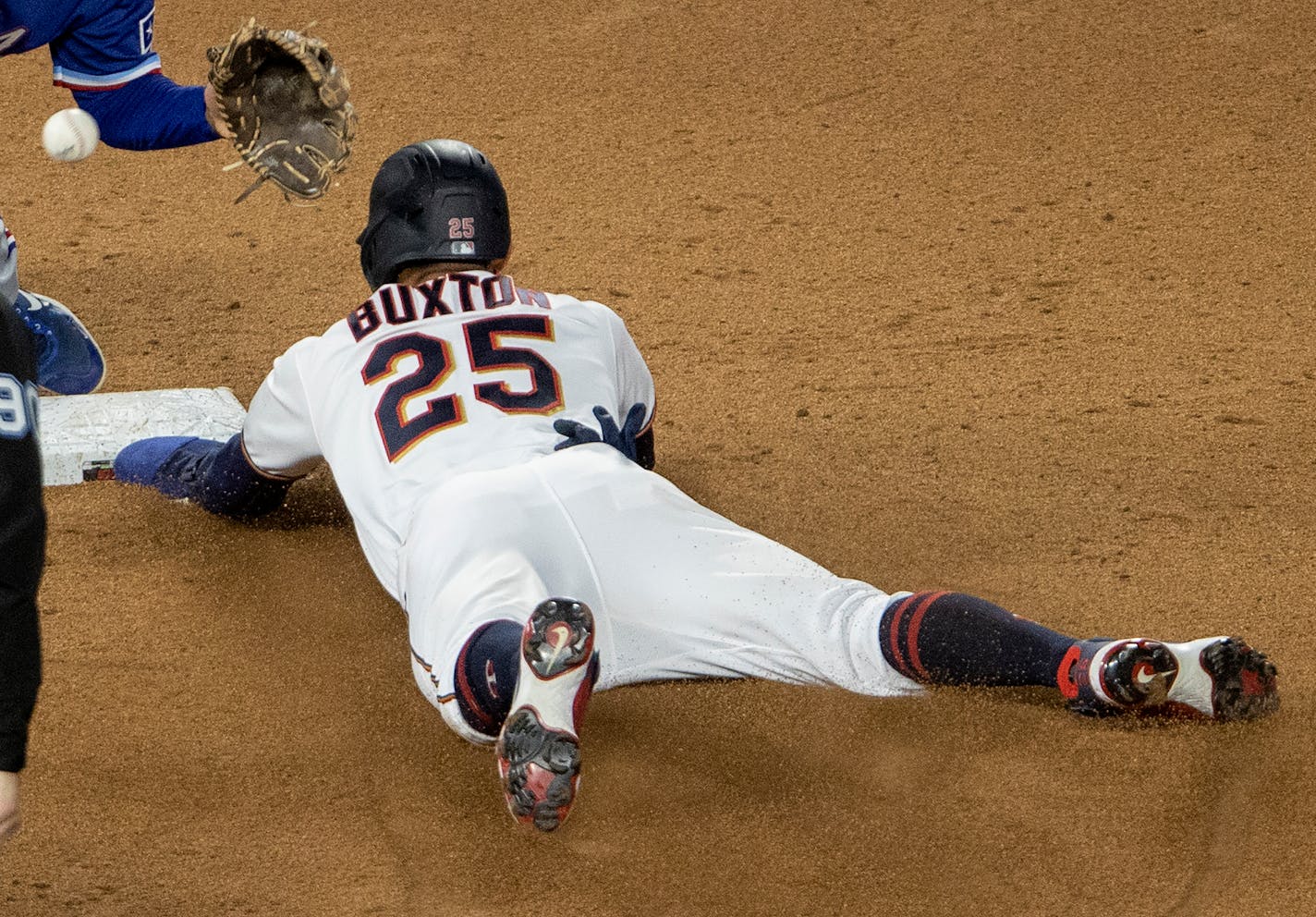 Minnesota Twins center fielder Byron Buxton (25) stole second base in the sixth inning.