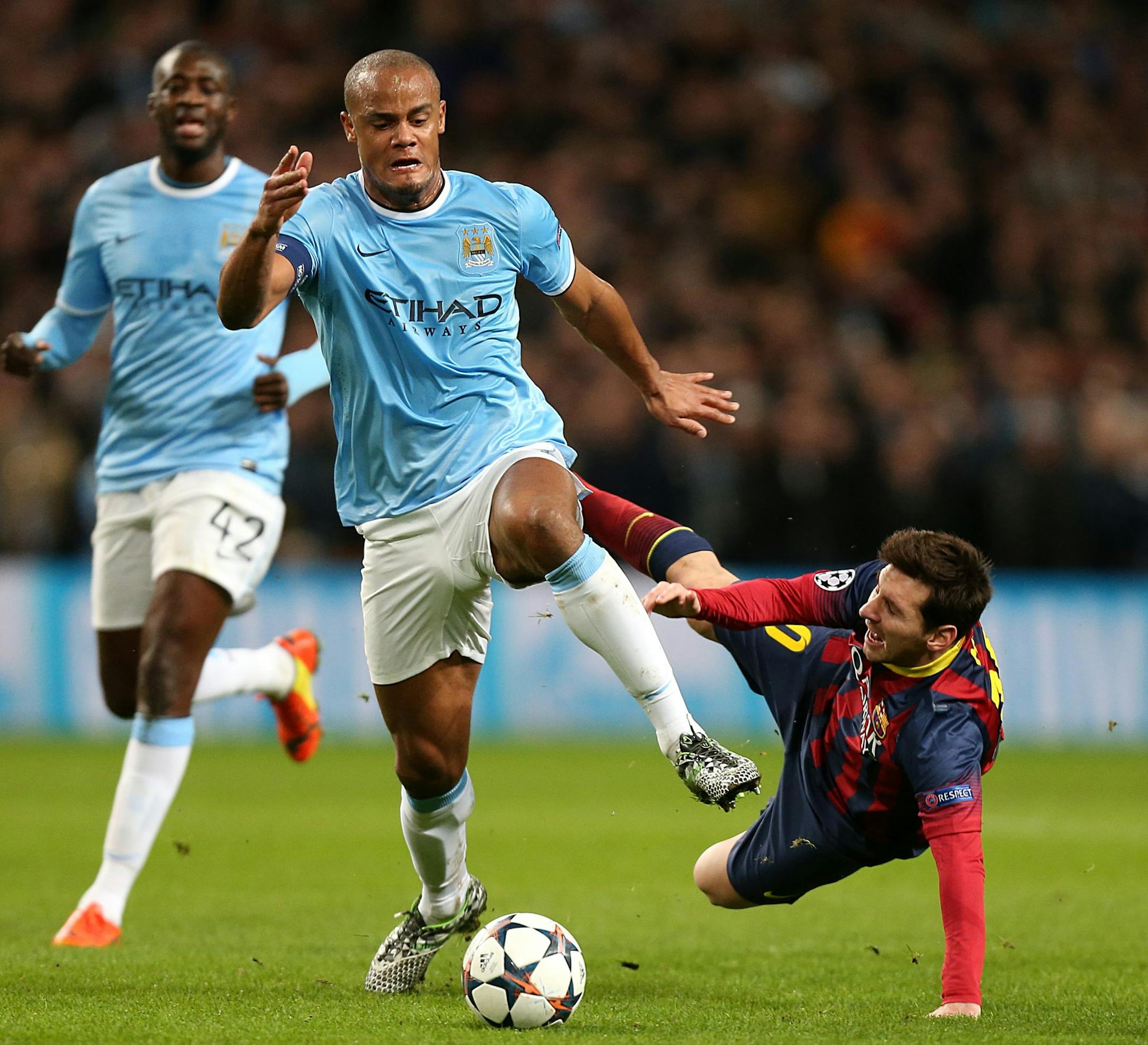 Soccer - UEFA Champions League - Round of 16 - Manchester City v Barcelona - Etihad Stadium. Manchester City's Vincent Kompany (left) and Barcelona's Lionel Messi battle for the ball URN:19054229 ORG XMIT: PBYRNE_180214_211718_0_0230_r885360.jpg