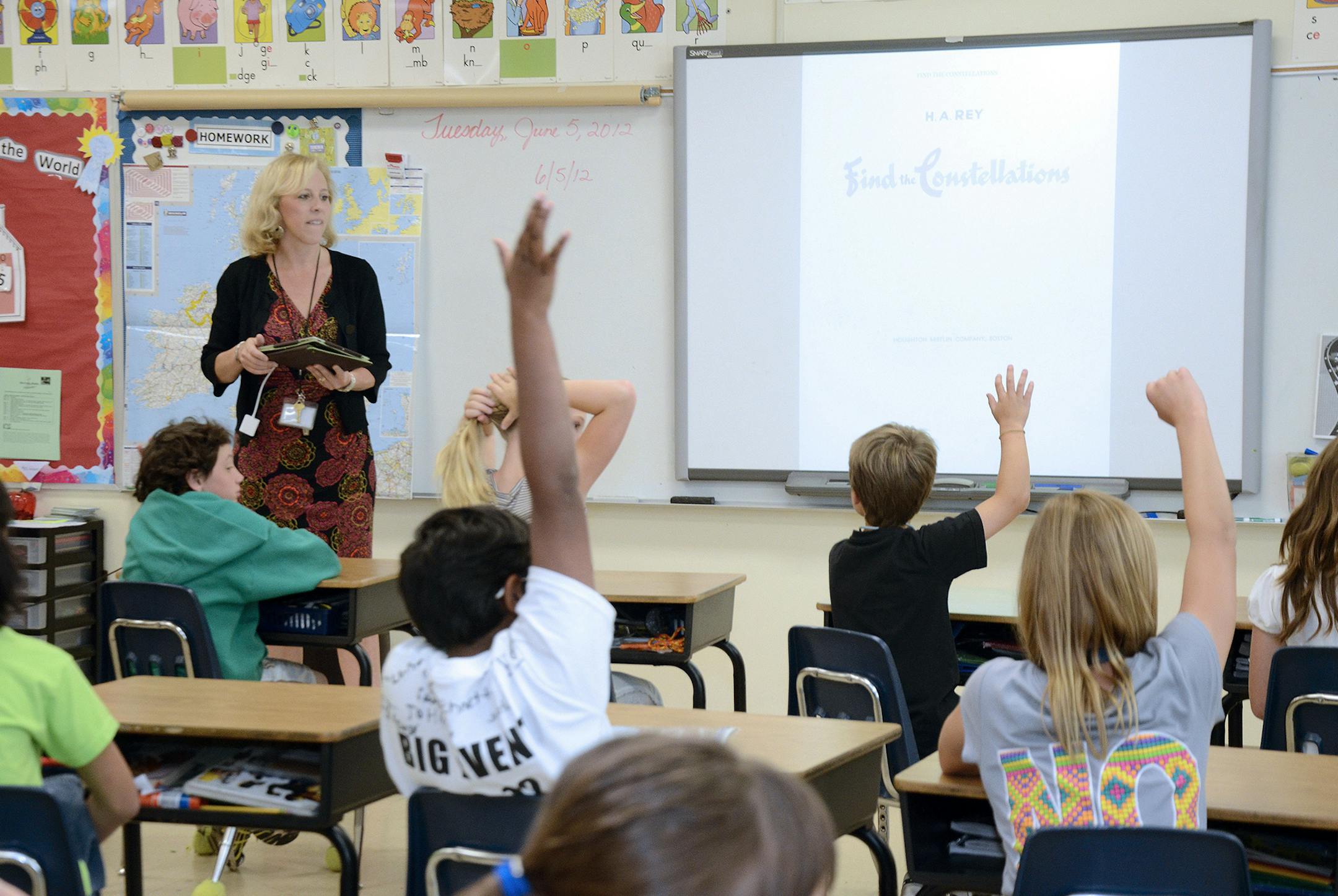 Third-grade teacher Patti Weber projects images of constellations and planets from her iPad on a SMART Board during class at Providence Spring Elementary School in Charlotte, N.C., on June 5, 2012. In the coming year, almost 4,000 students in the Charlotte school system will get classroom iPads, while about 20 schools will invite students and teachers to use their own tablets, phones and e-readers. The third graders at Providence Spring Elementary will be getting 70 iPads for classroom use. (Die