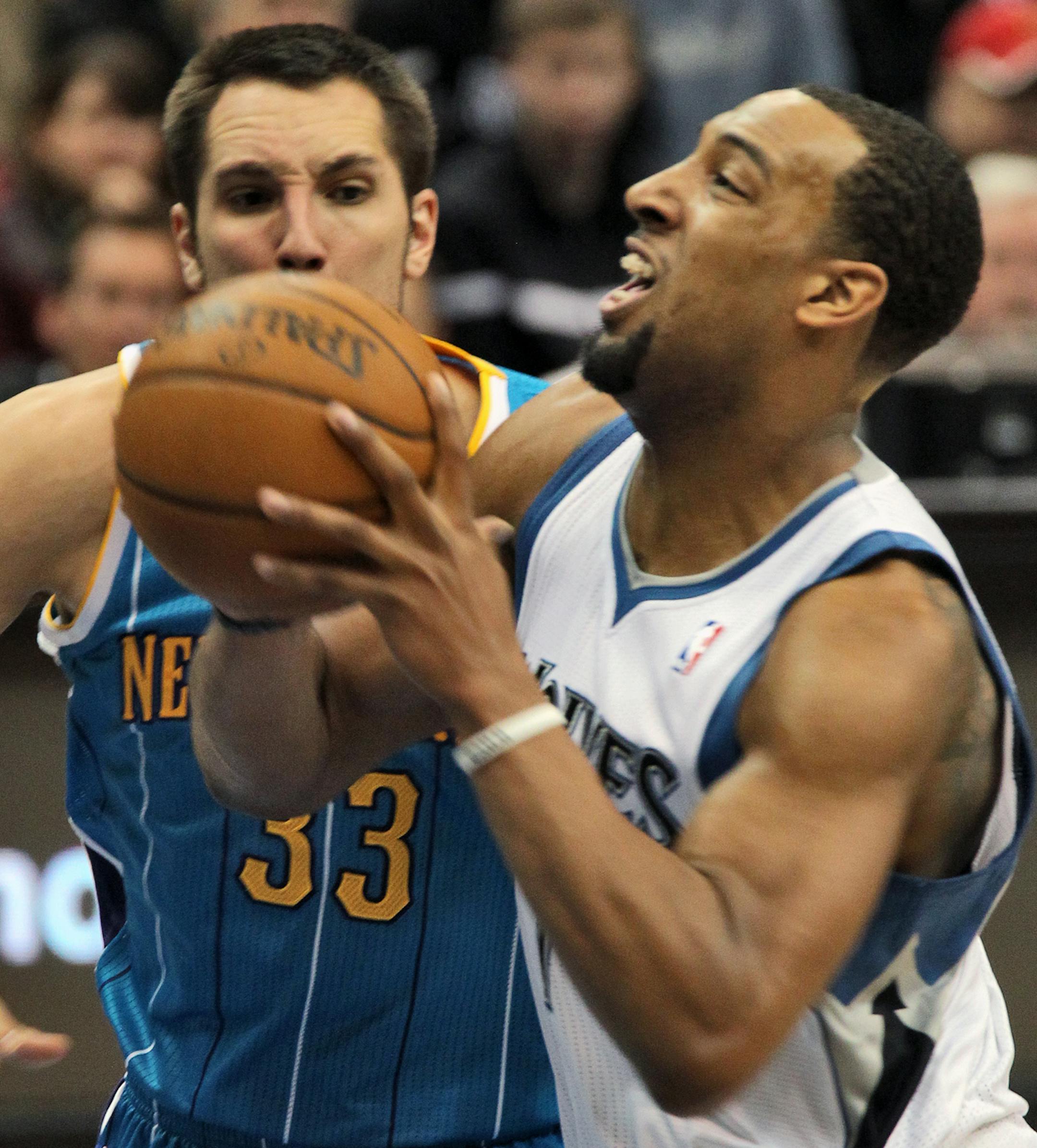 Minnesota Timberwolves vs. New Orleans Hornets. Wolves Derrick Williams drove to the basket against the defense of Hornets Ryan Anderson (33). (MARLIN LEVISON/STARTRIBUNE(mlevison@startribune.com (cq -program)