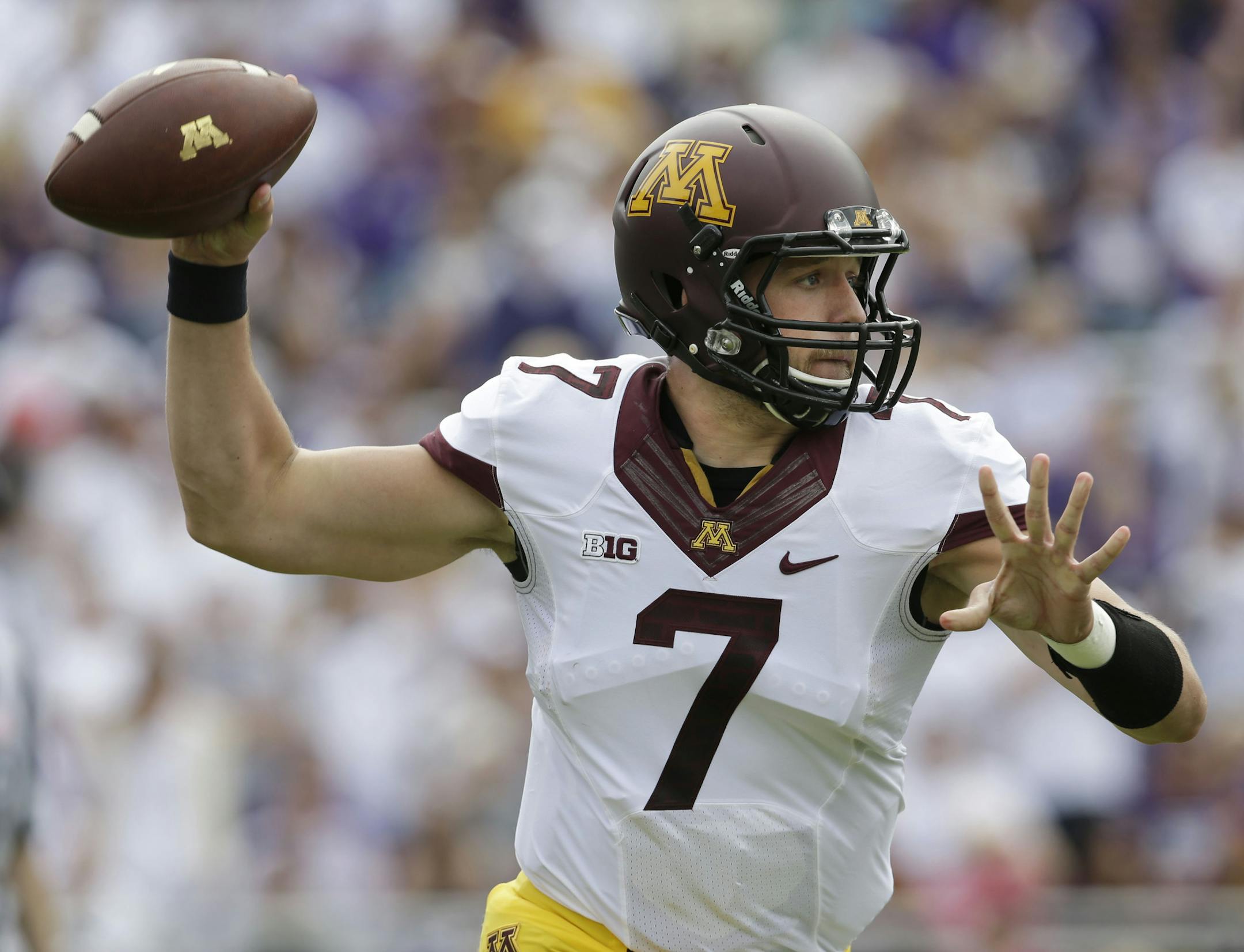 Minnesota quarterback Mitch Leidner (7)