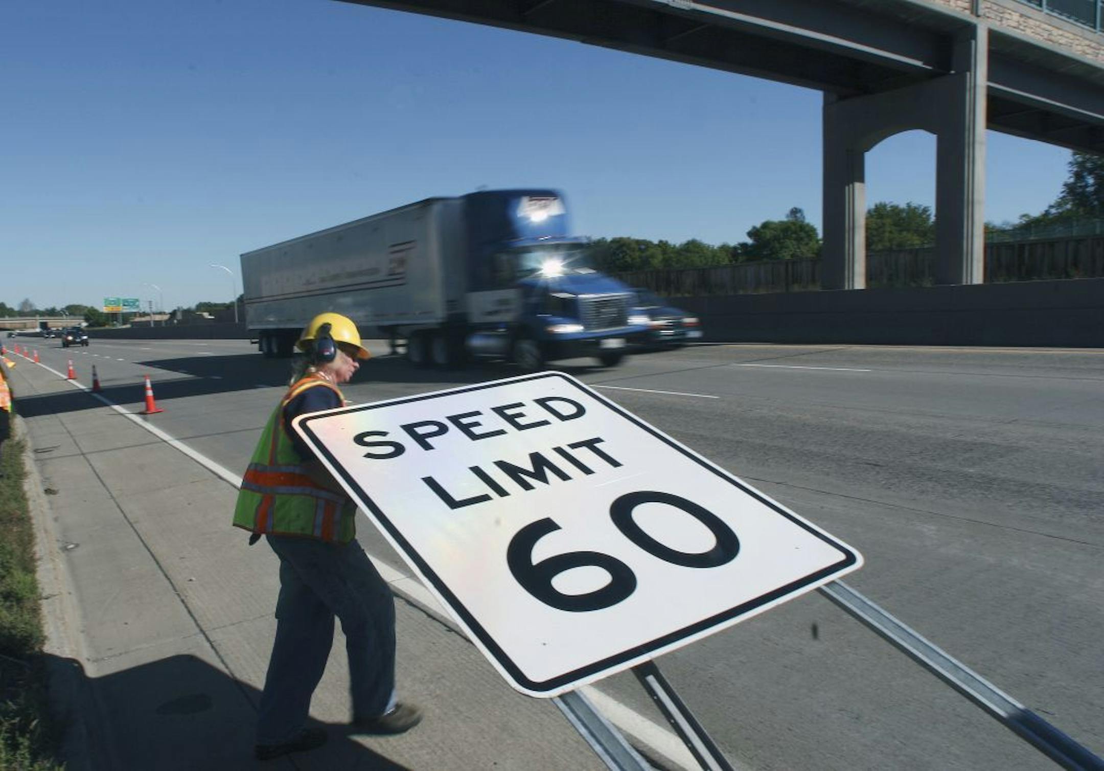 MnDOT worker Lisa Weidema assembled a new 60 MPH sign in preparation to erecting it on Hwy 100 just south of 36th Av. N. GENERAL INFORMATION: Duane Braley/Star Tribune--Robbinsdale, Mn., Mon., Sept, 26, 2005--The speed limit on Hwy 100 north of !-394 officially went up with the installation of 60 MPH signs to replace the old 55 MPH sign.