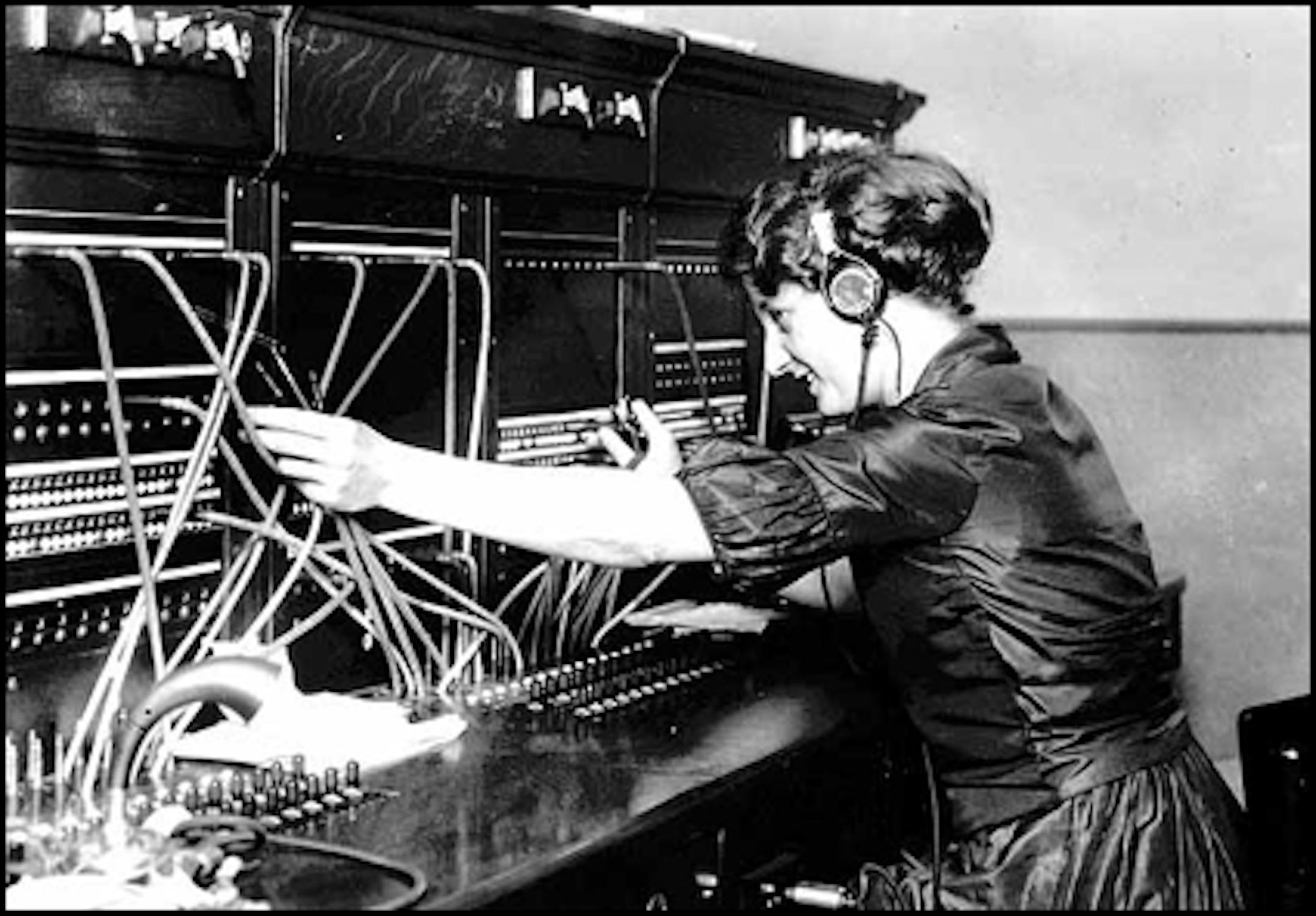 Minneapolis Journal switchboard in about 1915
