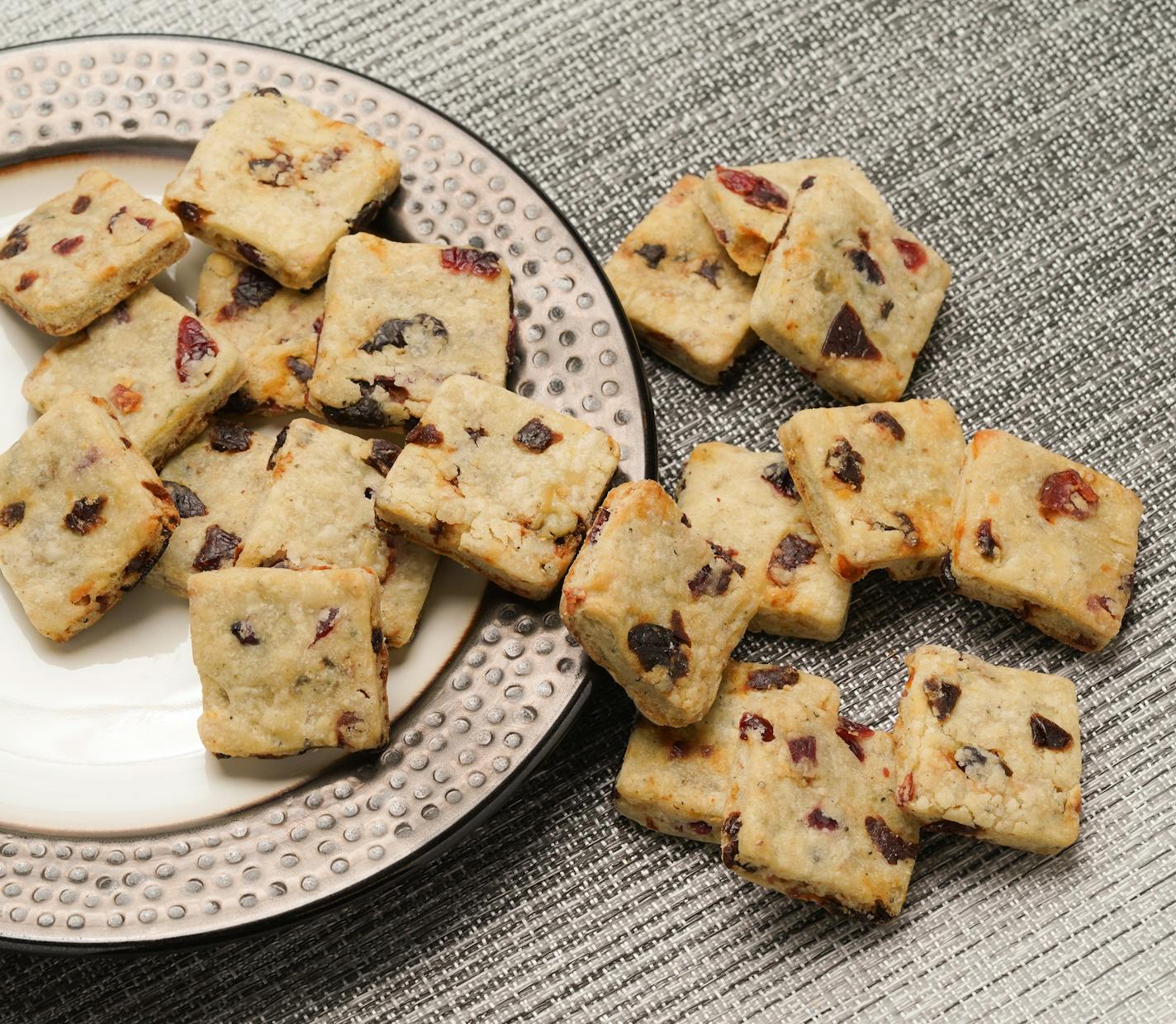 The 17th annual Star Tribune Holiday Cookie Contest. Five winning recipes, plus short stories on each cookie/contestant, sidebars on events. ] GLEN STUBBE &#x2022; glen.stubbe@startribune.com Thursday, November 14, 2019