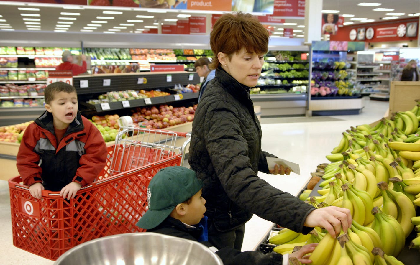 GLEN STUBBE &#xef; gstubbe@startribune.com -- Thursday, February 21, 2008 -- Richfield, Minn. -- Kellie Scales of Richfield picks out bananas with her sons Kenji, 4, left and Caden, 5, right, in the fresh produce section of the new Richfield Super Target store. ORG XMIT: MIN2013060720030612