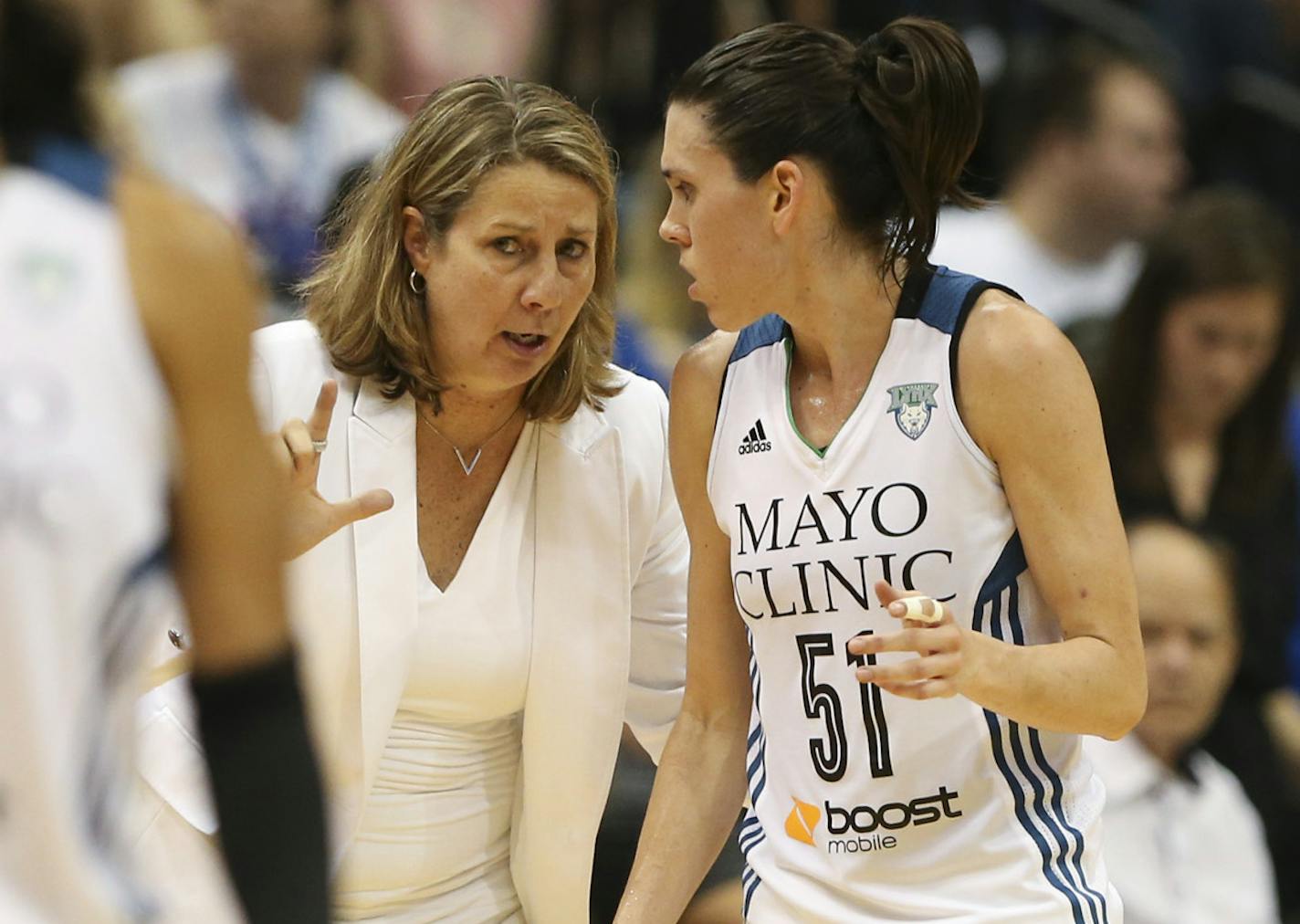 Minnesota Lynx head coach Cheryl Reeve spoke with guard Anna Cruz last season.