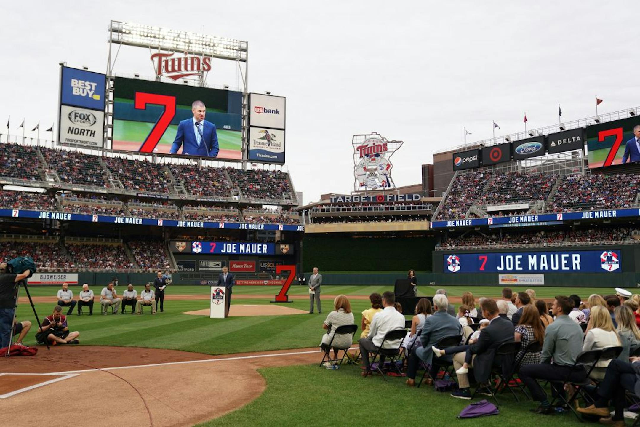 Former Minnesota Twins star Joe Mauer spoke during a pregame ceremony to retire his number 7 Saturday.
