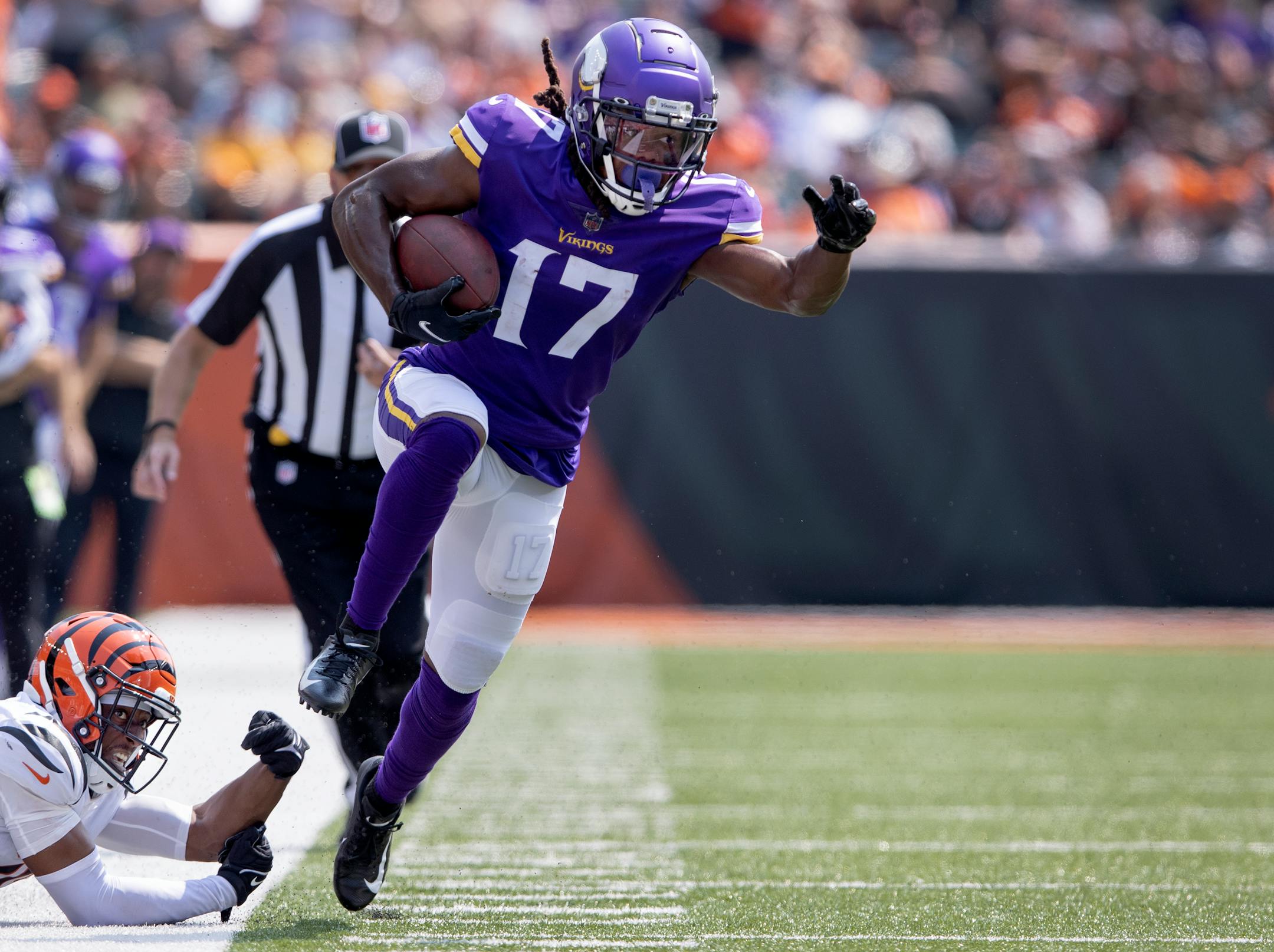 Minnesota Vikings receiver K.J. Osborn (17) broke away from Eli Apple (20) of the Cincinnati Bengals in the second quarter.