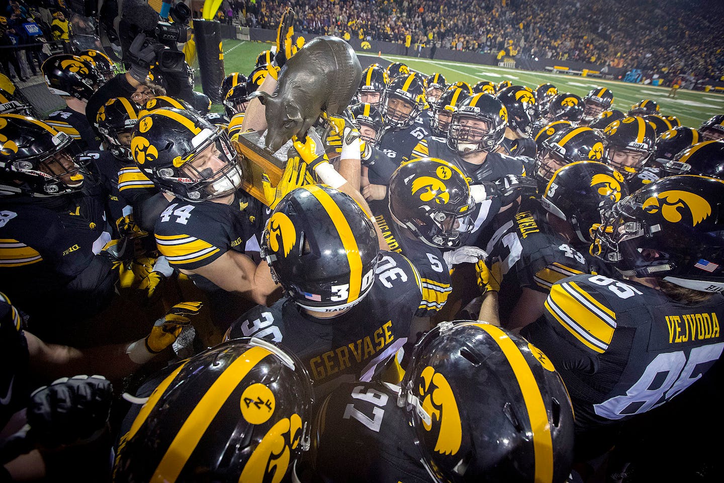 Iowa players hoisted the Floyd of Rosedale Trophy after the Hawkeyes defeated the Gophers 17-10 at Kinnick Stadium in 2017.