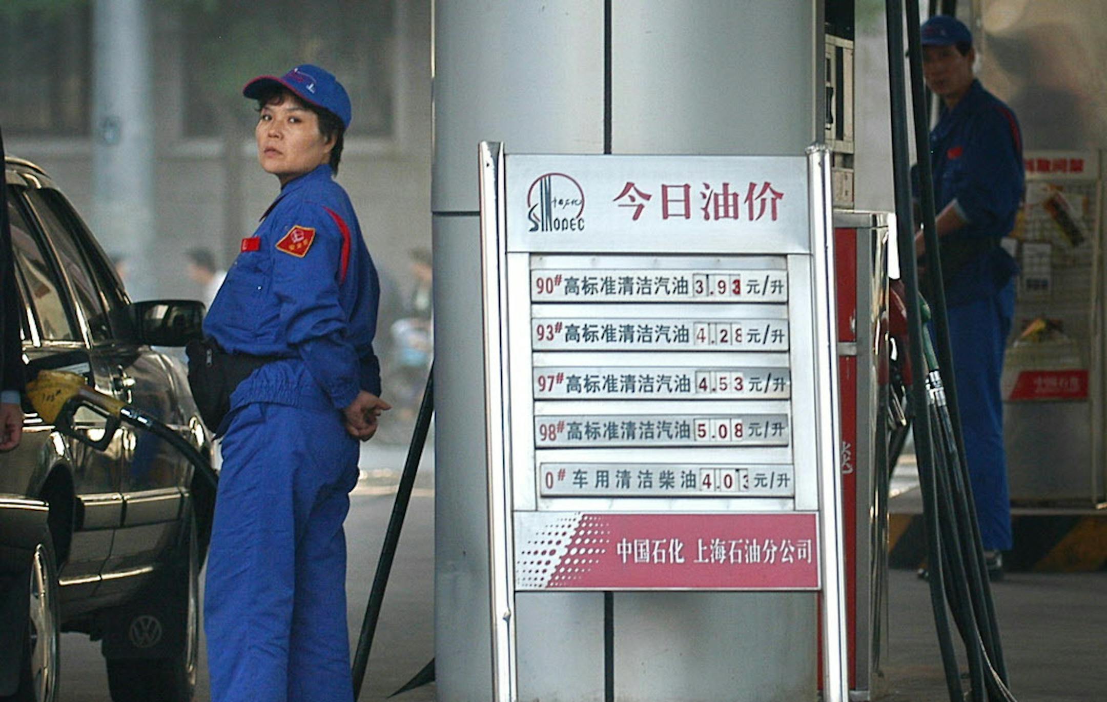 GLEN STUBBE Ô gstubbe@startribune.com Monday, November 7, 2005 Ò Shanghai, China Ò A gasoline station attendant fills a car at a Shanghai Sinopec gas station. At 3.93 RMB per liter, gasoline is the equivalent of US$1.86 per gallon. China, the worlds largest consumer of oil, recently enacted a renewable energy law that calls for increased use of biodiesel fuel and ethanol.