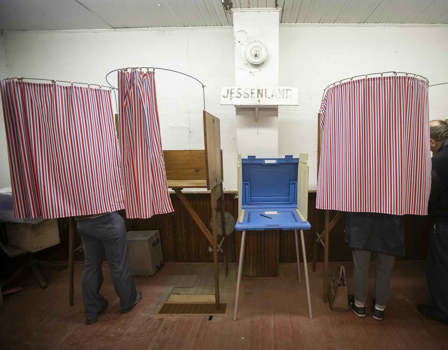 Voters fill out their ballots at Jessenland Town Hall. ] LEILA NAVIDI &#x2022; leila.navidi@startribune.com BACKGROUND INFORMATION: Election Day voting in Sibley County on Tuesday, November 6, 2018. At 91.4 percent, in 2016, Sibley County had one of the highest percentage of votes cast at a polling place of any county in the state.