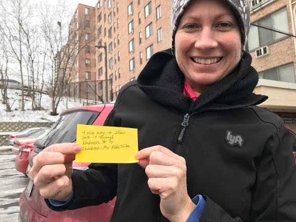 Uber and Lyft driver Natalie Foltz shares uplifting notes and hugs with every ride. Delighted customers respond in kind. “I have so many fun moments