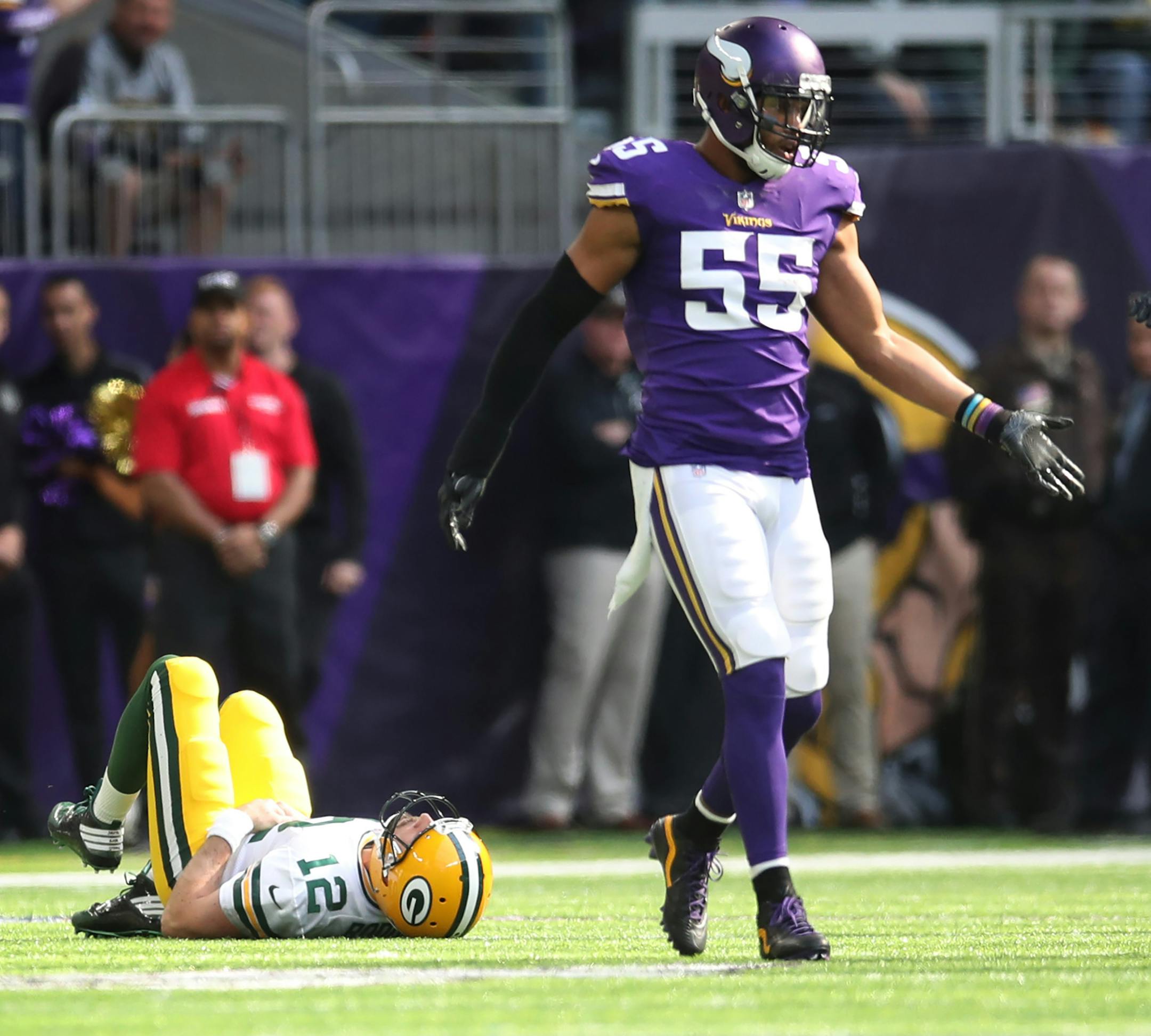 Minnesota Vikings outside linebacker Anthony Barr (55) celbrated with Danielle Hunter as Green Bay Packers quarterback Aaron Rodgers (12) laid on the field after he tackled him in the first quarter at U.S Bank Stadium Sunday October 15,2017 in Minneapolis, MN. ] JERRY HOLT ï jerry.holt@startribune.com Jerry Holt