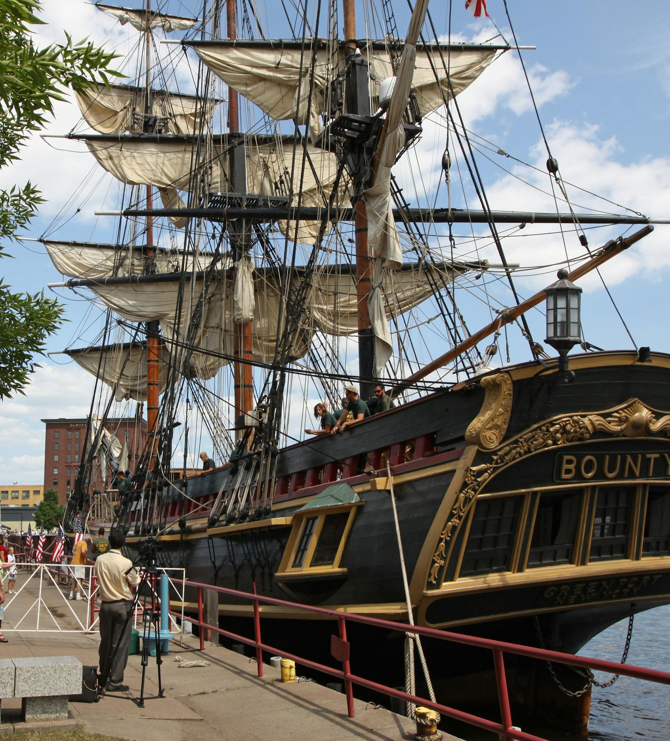 BRUCE BISPING ¥ bbisping@startribune.com Duluth, MN., Thursday, 7/29/10. Tall ships arrive in Duluth] The Bounty was the first of the tallships to dock in Duluth harbor.
