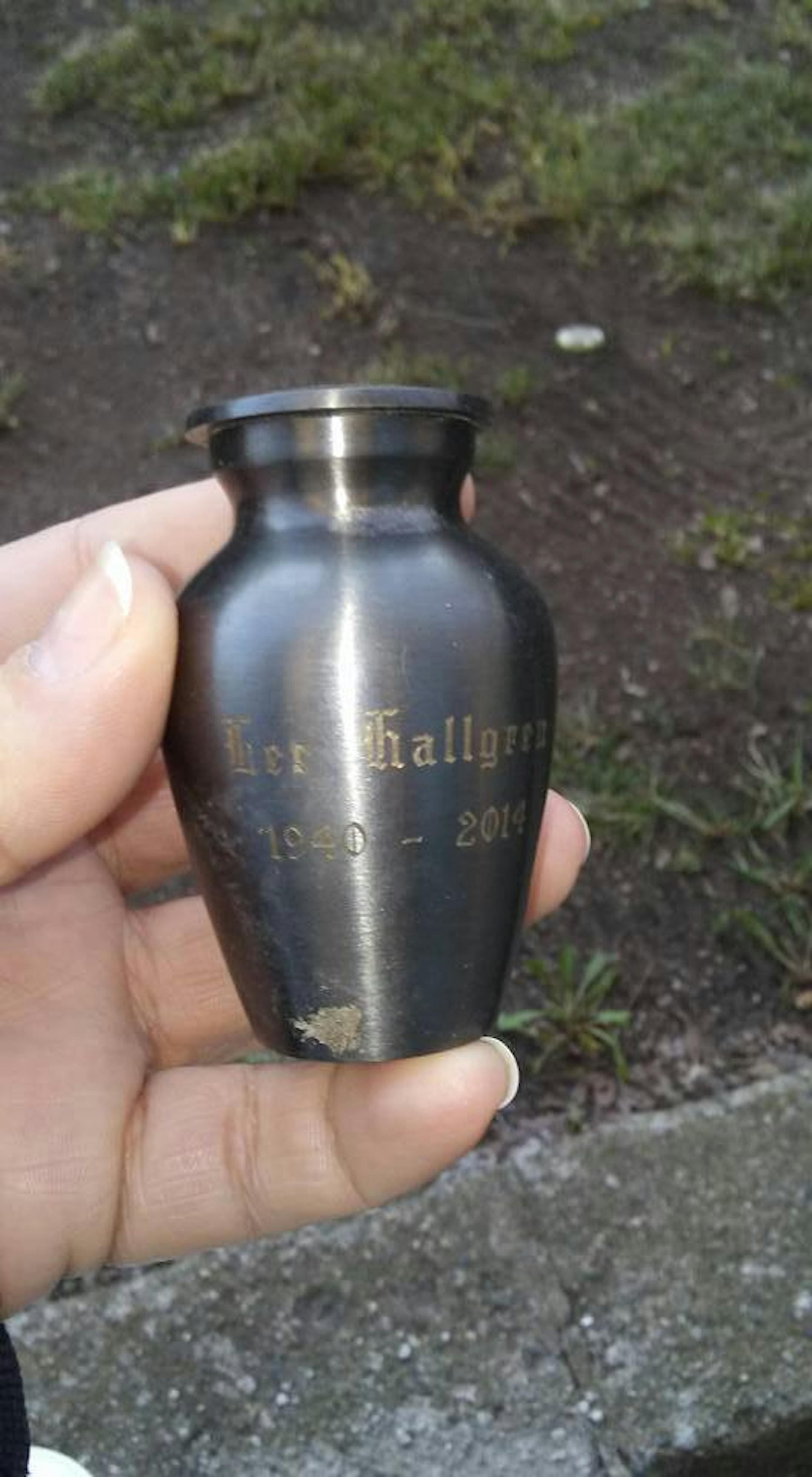 The lost urn. ORG XMIT: a8MEqxoQFNgpInk9usPm