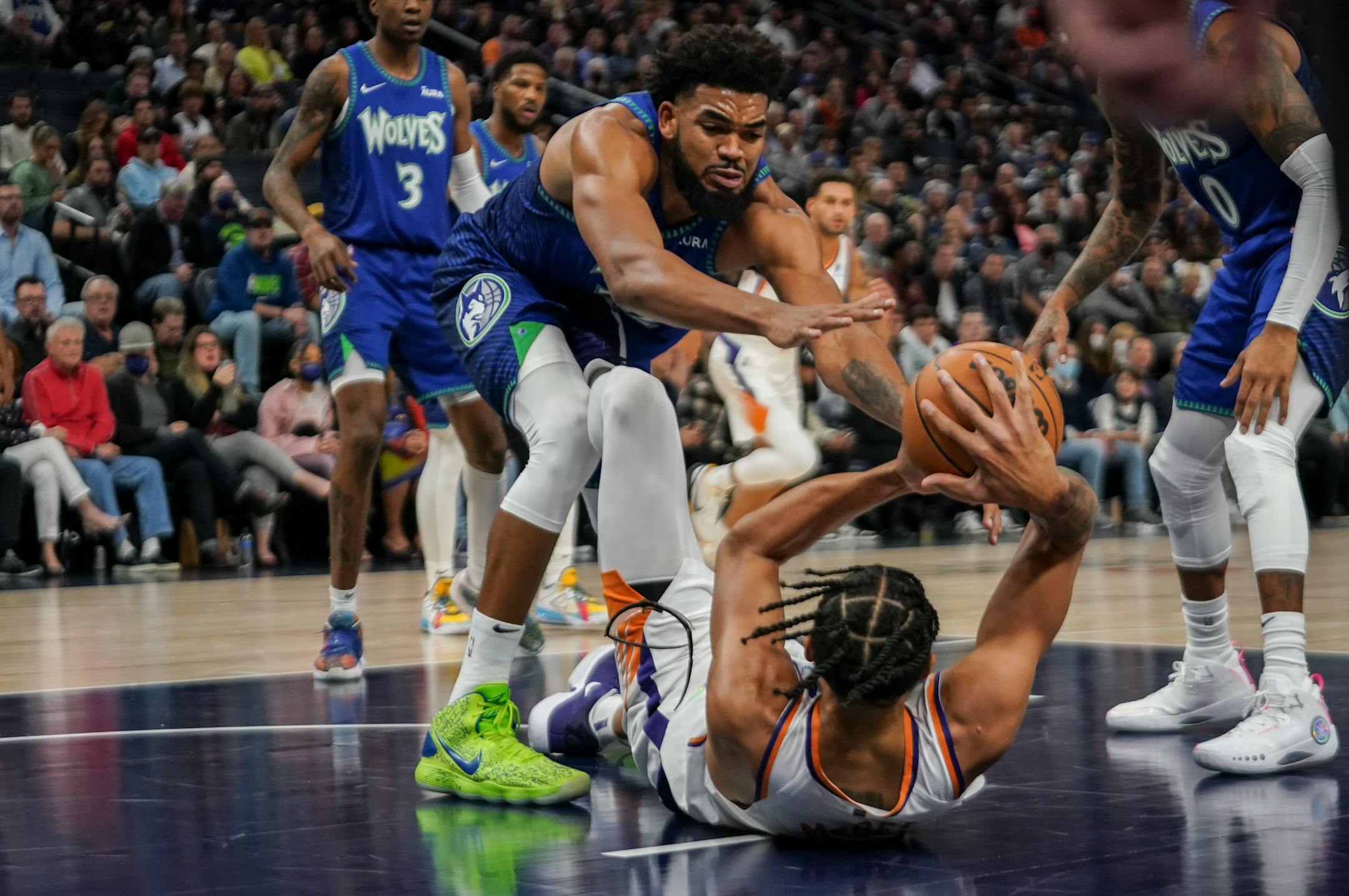 Minnesota Timberwolves center Karl-Anthony Towns (32) dives to block Phoenix Suns center JaVale McGee's (00) pass in the second quarter.