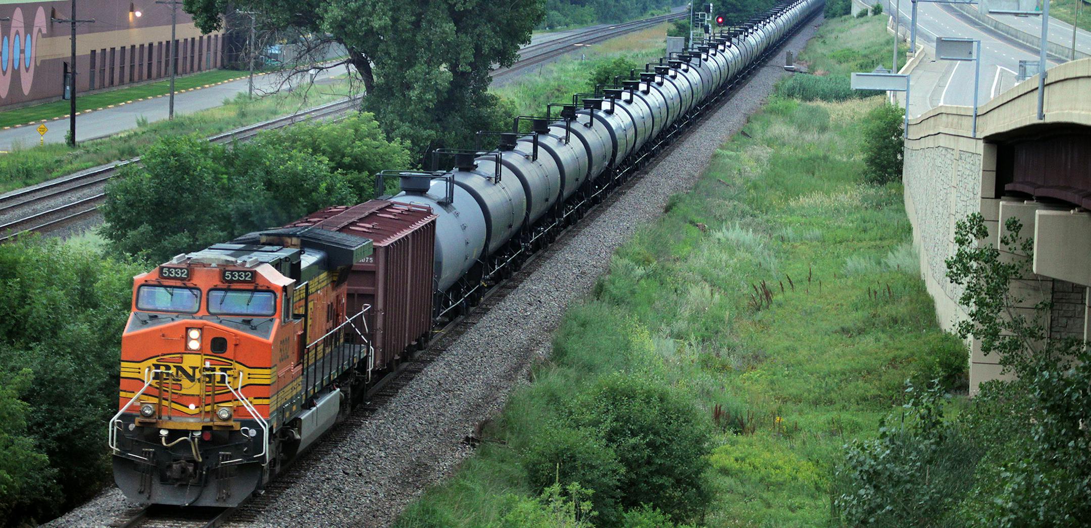 50 million gals of oil a week pass through the Twin Cities from the Bakken. An oil train moves through St Paul, MN July 25, 2014 { tom.wallace@startribune.com train072614 ORG XMIT: MIN1407252014481687