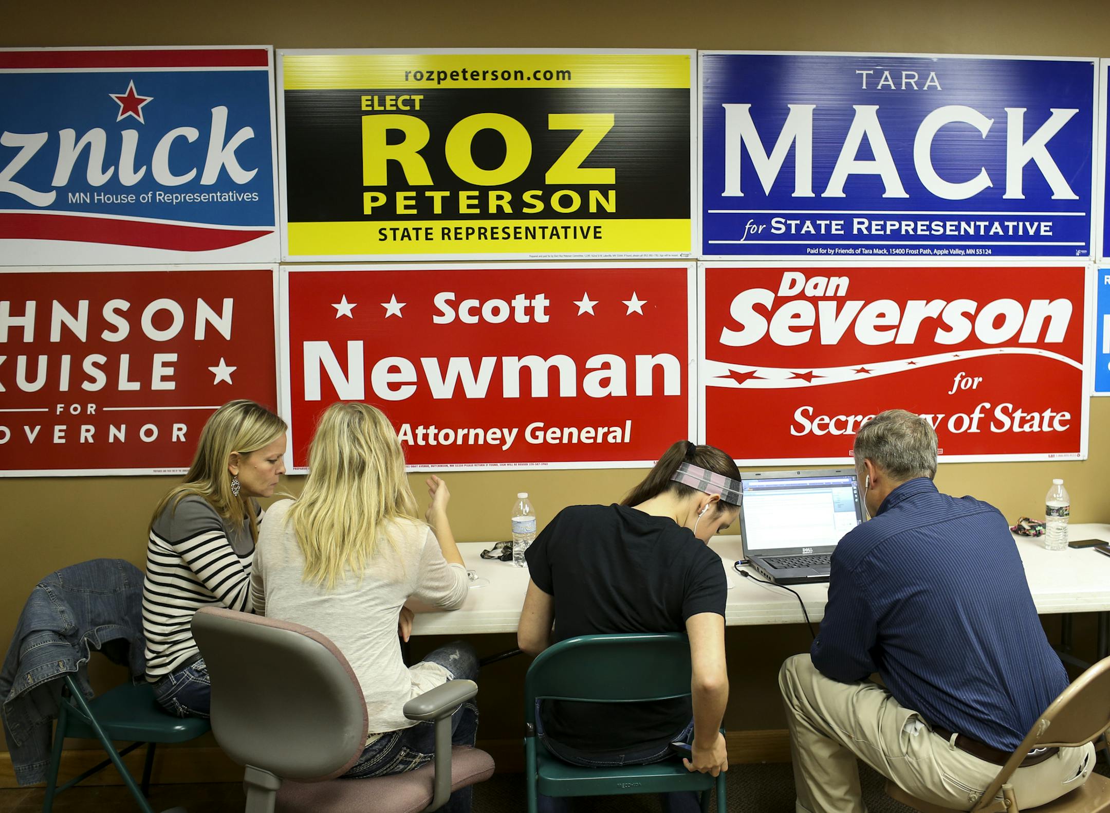 Volunteers made campaign calls at a GOP call center on Thursday, October 16, 2014 in Lakeville, Minn. ] RENEE JONES SCHNEIDER • reneejones@startribune.com