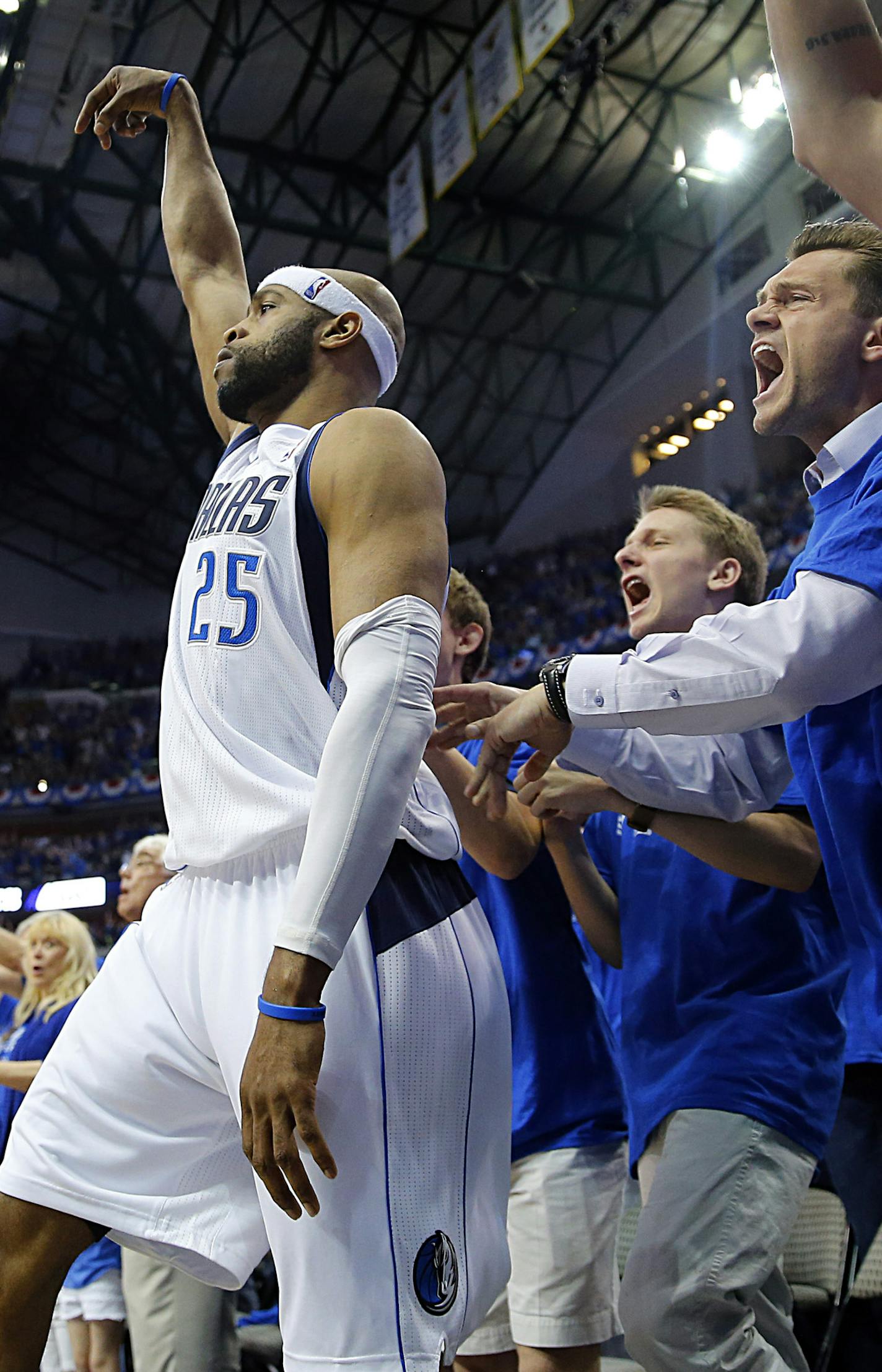 Dallas Mavericks guard Vince Carter (25) and fans watch his game-winning 3-pointer against the San Antonio Spurs in Game 3 of an NBA basketball first-round playoff series, Saturday, April 26, 2014, in Dallas. (AP Photo/The Dallas Morning News, Tom Fox) MANDATORY CREDIT; MAGS OUT; TV OUT; INTERNET USE BY AP MEMBERS ONLY; NO SALES ORG XMIT: TXDAM303