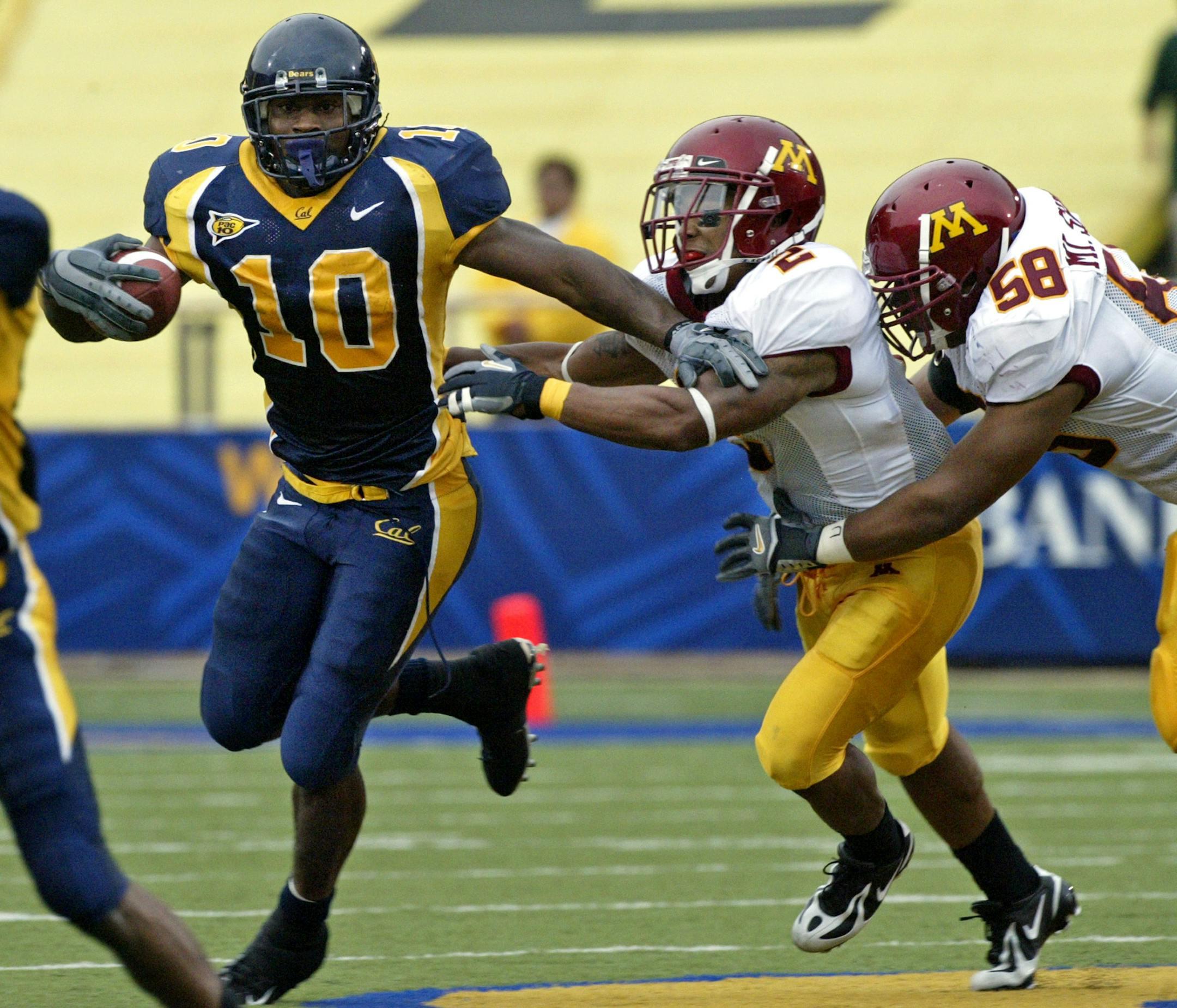 MARLIN LEVISON * mlevison@startribune.com 09/09/06 Assign# 105242 GENERAL INFORMATION: Minnesota Gophers vs. University of California.
IN THIS PHOTO: Cal running back Marshawn Lynch #10 runs past Gopher defenders Dominic Jones #2 and Mike Sherels #58 in 2nd half action.