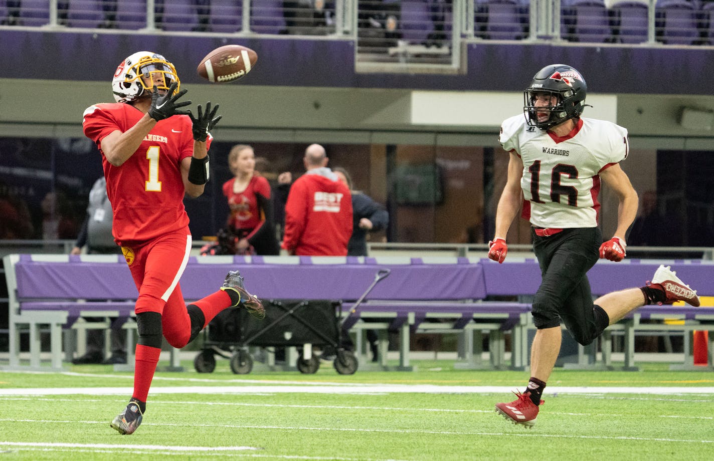 Mountai Iron-Buhl wide receiver Braylen Keith (1) makes a deep touchdown catch in front of Wheaton-Herman-Norcross defensive back Dylan Bainbridge (16) in the first quarter of a Nine-Man semifinal playoff game Thursday, Nov. 17, 2022 Minneapolis. ]