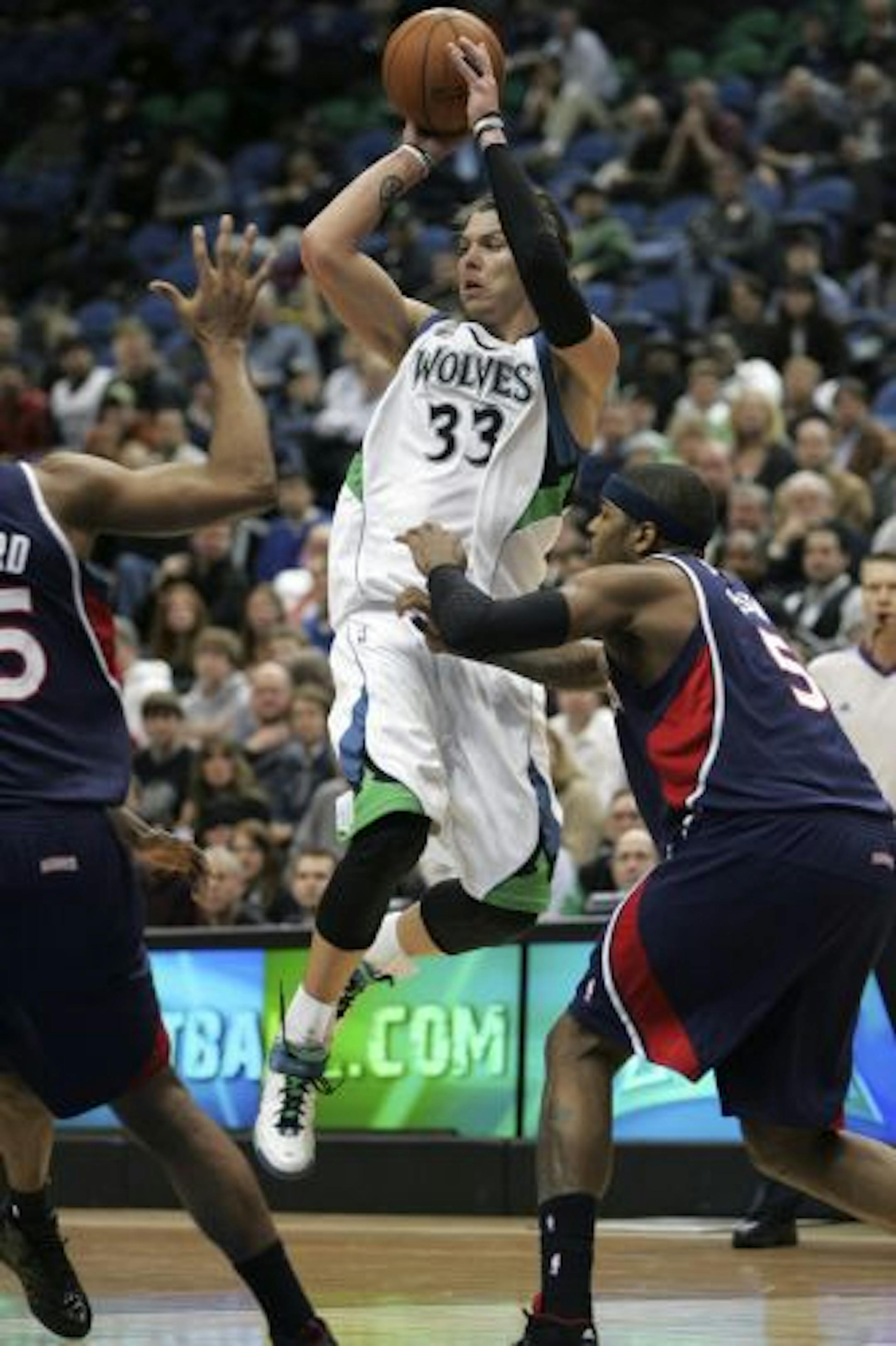 Timberwolves Mike Miller, center, looked for a pass around Atlanta's Josh Smith, right, during the fourth quarter. The Timberwolves lost, 86-94.
