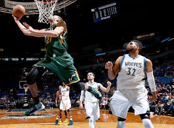 Rudy Gobert (27) attempted a reverse layup in the second half.