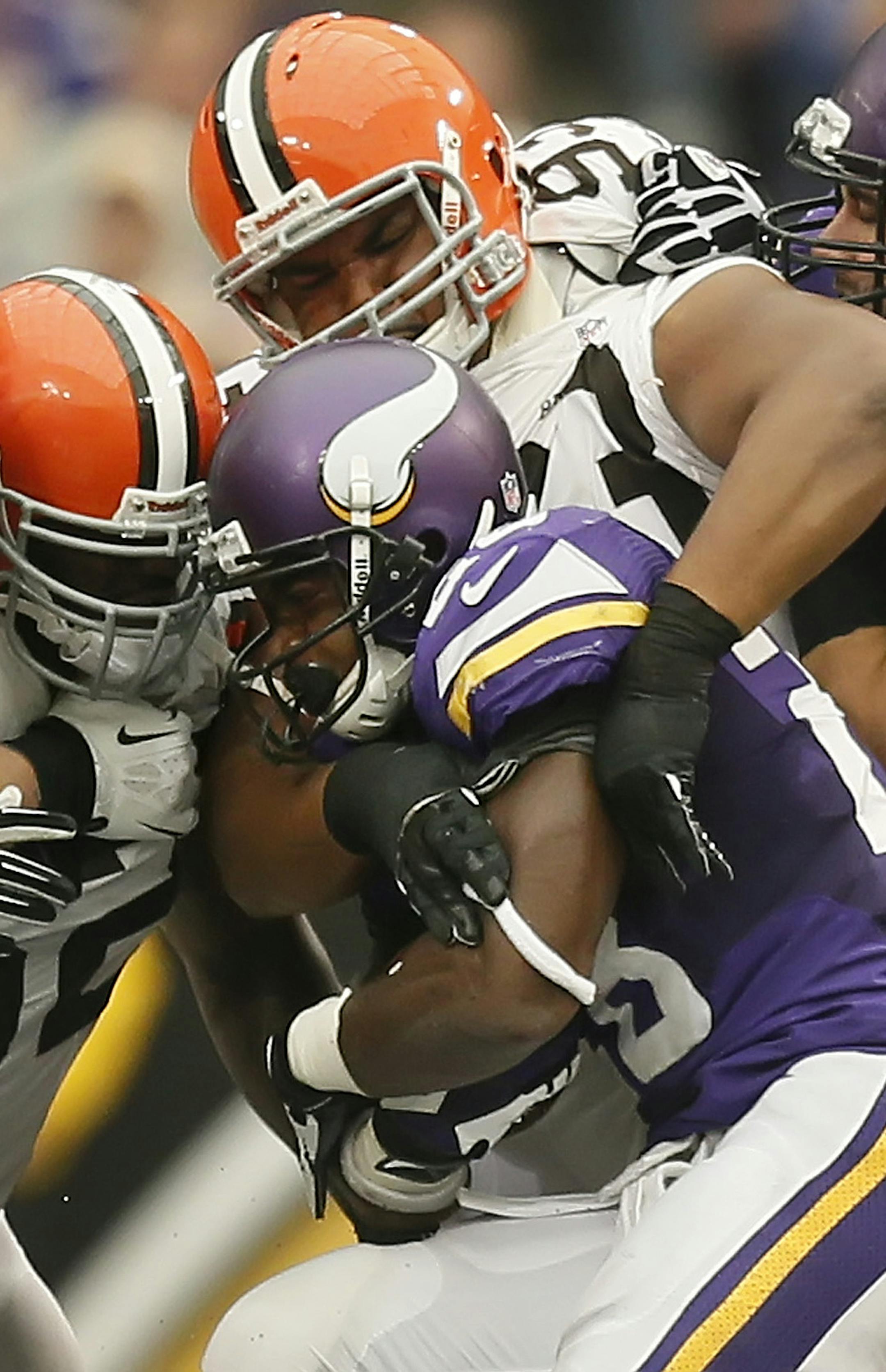 Adrian Peterson drew a crowd Sunday, gaining 88 yards on 25 carries for a 3.6-yard average. His longest run was 9 yards.
