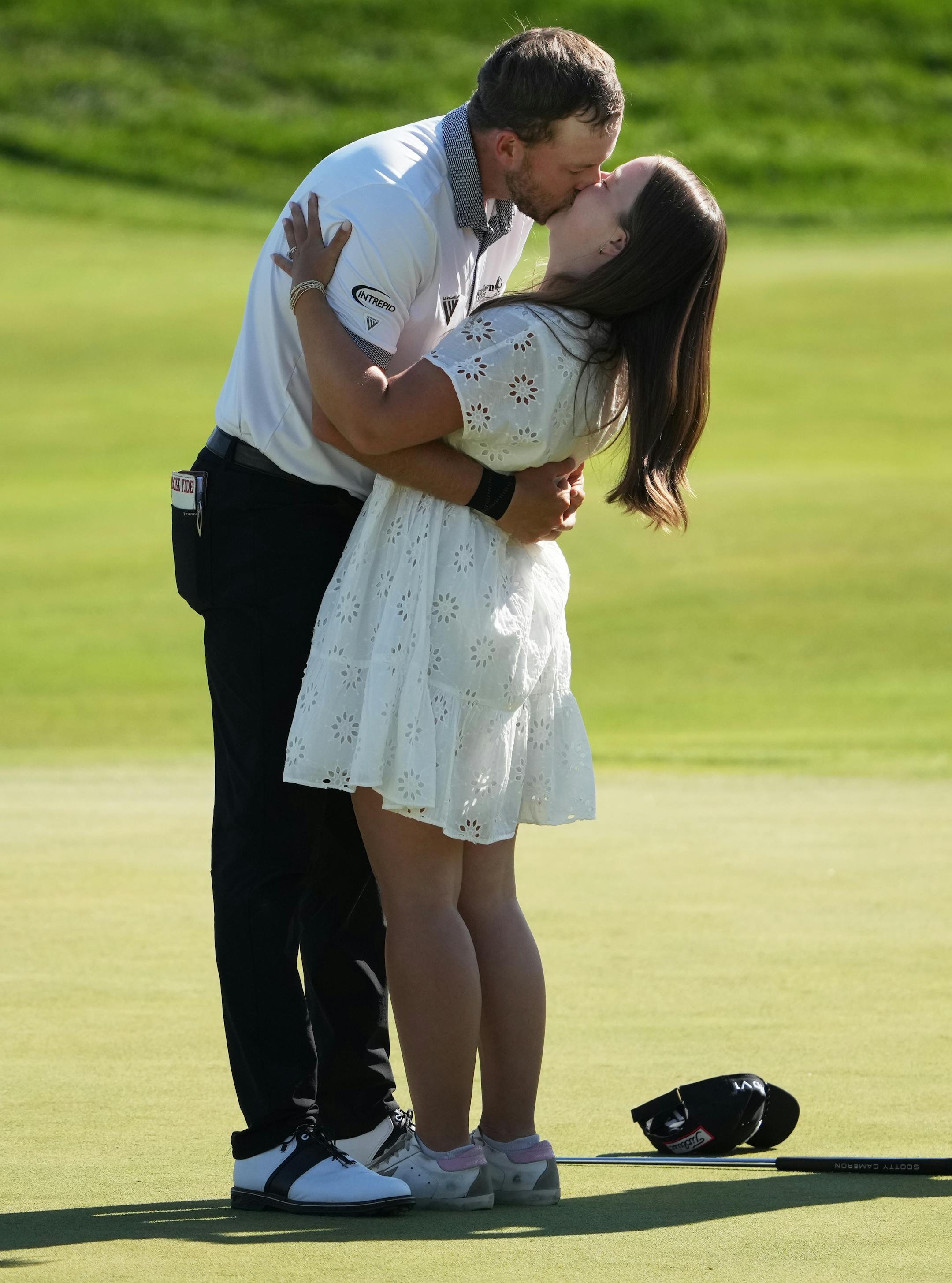 Lee Hodges celebrates his 3M Open win with his wife Savannah on the 18th green.