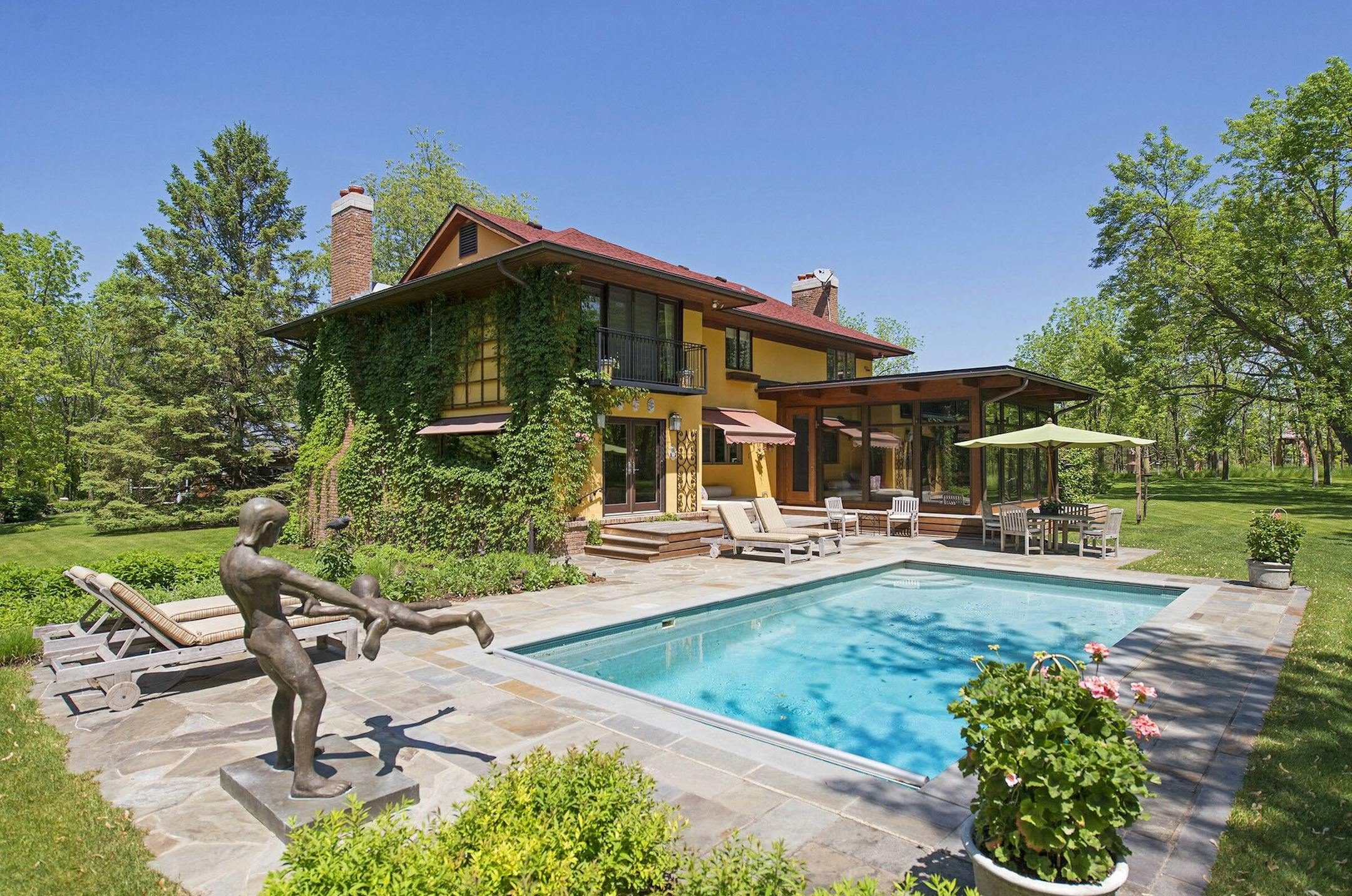 This Independence home's current owner added a pool and courtyard to evoke an "Italian country house."
