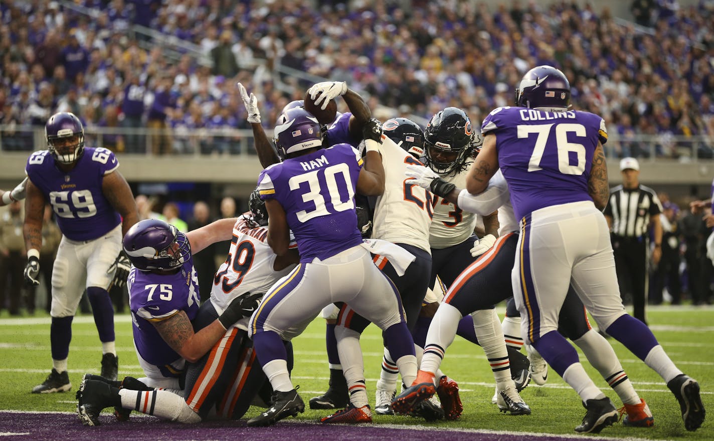 Minnesota Vikings running back Latavius Murray (25) scored from the one yard line on the Vikings' first possession Sunday afternoon. ] JEFF WHEELER &#xef; jeff.wheeler@startribune.com The Minnesota Vikings faced the Chicago Bears Sunday afternoon, December 31, 2017 at U.S. Bank Stadium in Minneapolis.