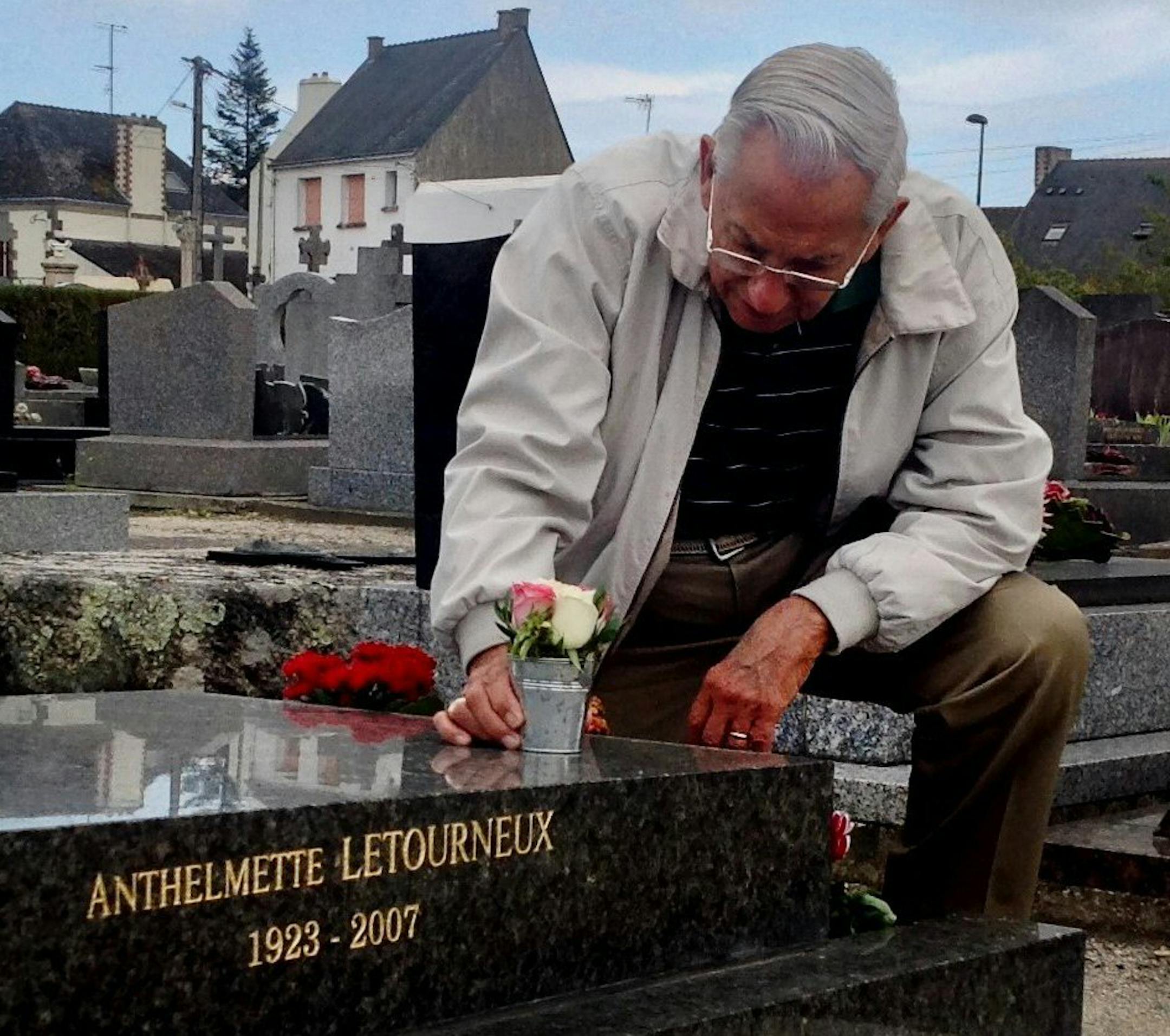 World War II veteran Charlie Brakebill visits the grave of Anthelmette Guillard Letourneux this past September. (Jack E. Williams/Special to the News Sentinel)