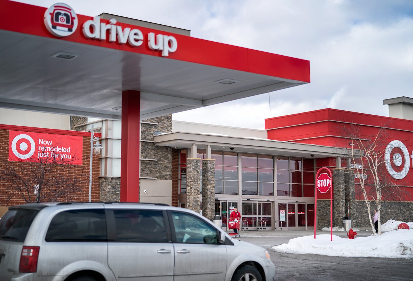 Tara Corrigan brought an order from the Apple Valley Target store to the new drive up outside the store. ] GLEN STUBBE &#x2022; glen.stubbe@startribune.com Tuesday, March 5, 2019 Target Corp. releases fourth-quarter and annual earnings as it meets with investors in NYC.