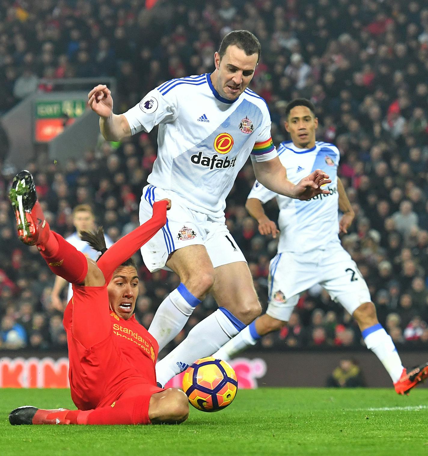 Liverpool's Roberto Firmino (left) and Sunderland's John O'Shea battle for the ball during their English Premier League soccer match at Anfield, Liverpool, England, Saturday, Nov. 26, 2016. (Dave Howarth/PA via AP)