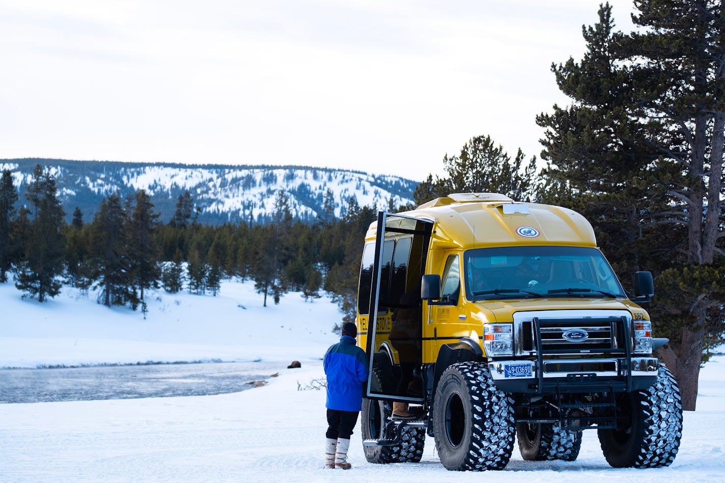 Preparing for a wilderness tour via snowcoach in Yellowstone National Park. (Benjamin Myers/TNS) ORG XMIT: 45586705W