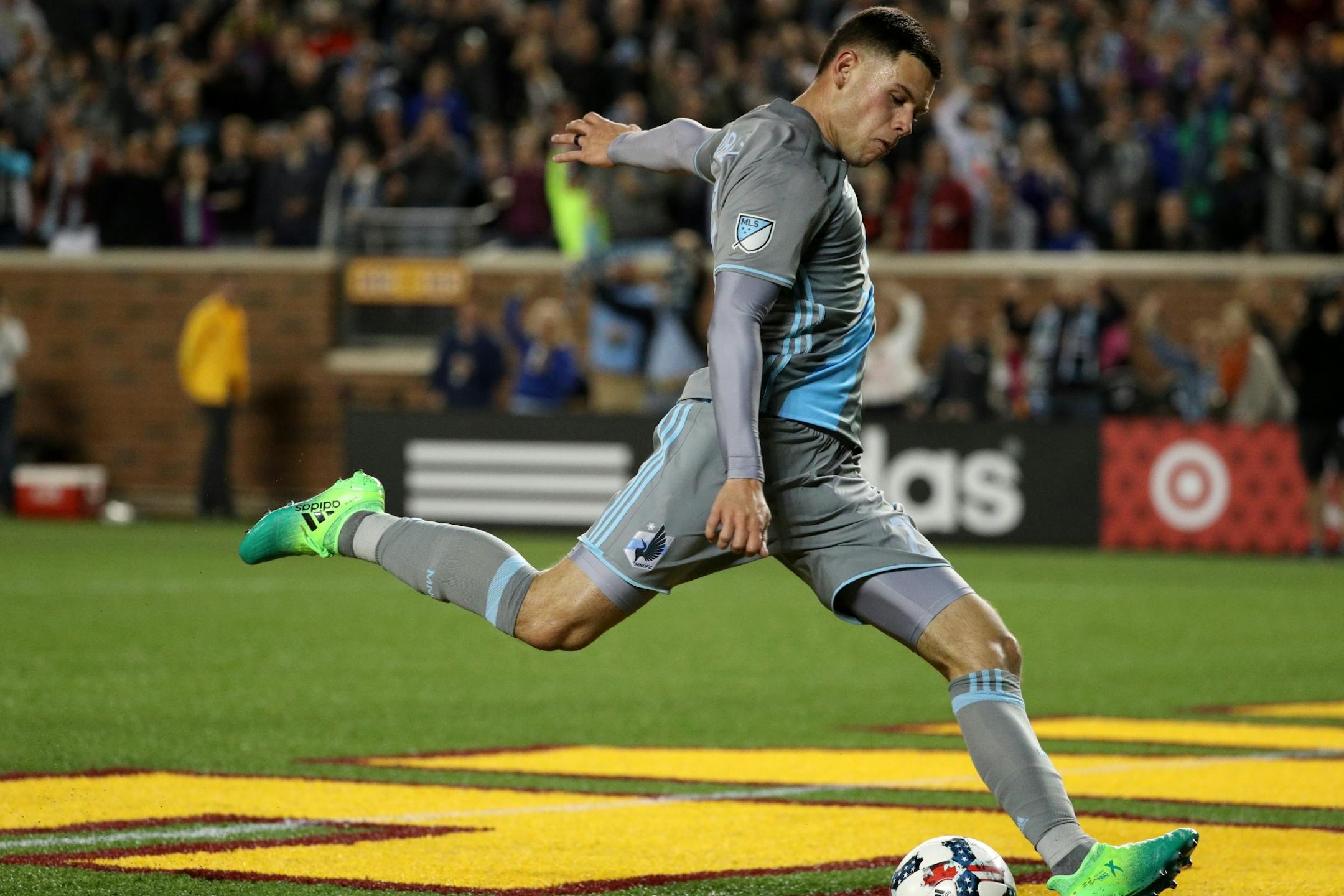Minnesota United forward Christian Ramirez (21) took the ball from Real Salt Lake goalkeeper Nick Rimando (18) to score in the second half.