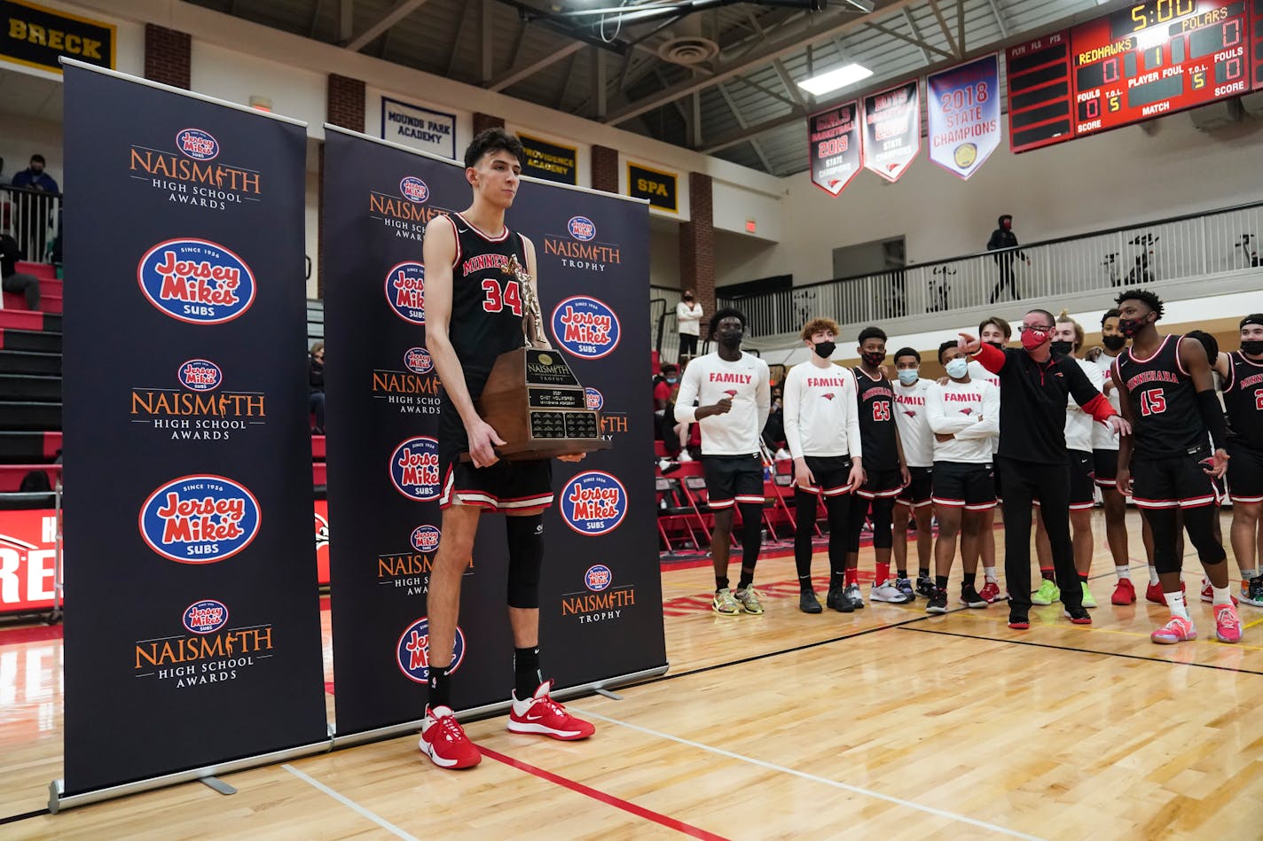 Minnehaha Academy's Chet Holmgren (34) accepted the Naismith Prep Player of the Year Award before a game at Minnehaha Academy in Minneapolis, Minn., on Wednesday, March 10, 2021.