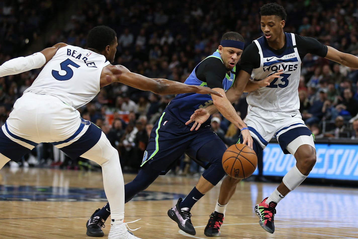 The Mavericks' Seth Curry drove between the Timberwolves' Malik Beasley, left, and Jarrett Culver in the second half at Target Center on Sunday. Dallas won 111-91.