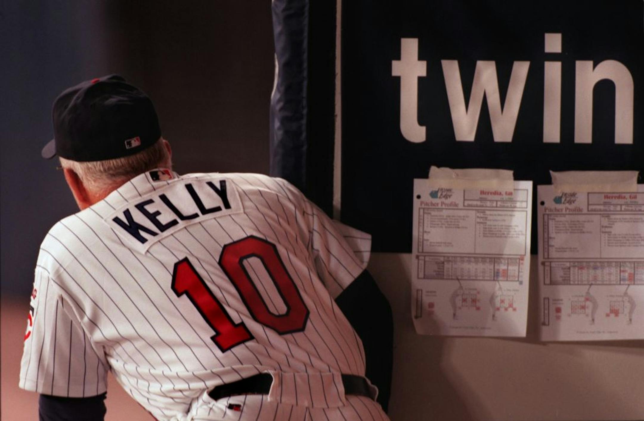 Twins vs. Oakland - Minneapolis - Friday April 28,2000 - profiles of Tom Kelly as he nears victory 1000 -- Tom Kelly, the quiet leader/manager of the Twins, keeps a constant vigil of the game from his position on the steps of the Twins dugout.