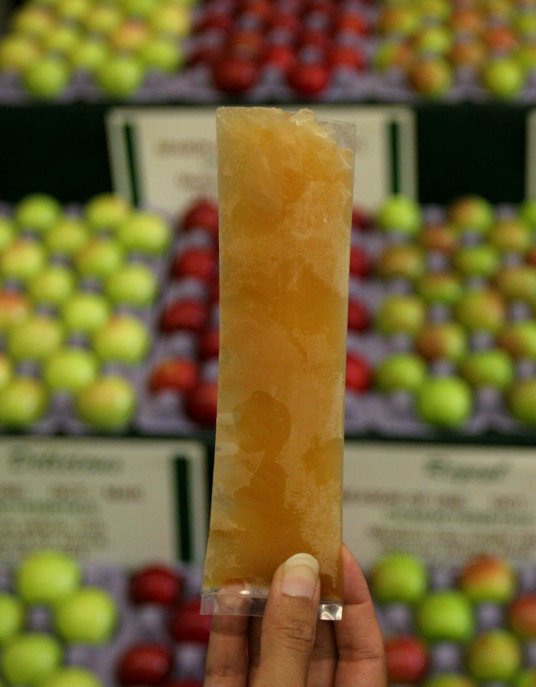 Renee Jones Schneider/Star Tribune 8/25/05 Mn State Fair Apple Freeze for in the Agriculture building apple stand at fair.
