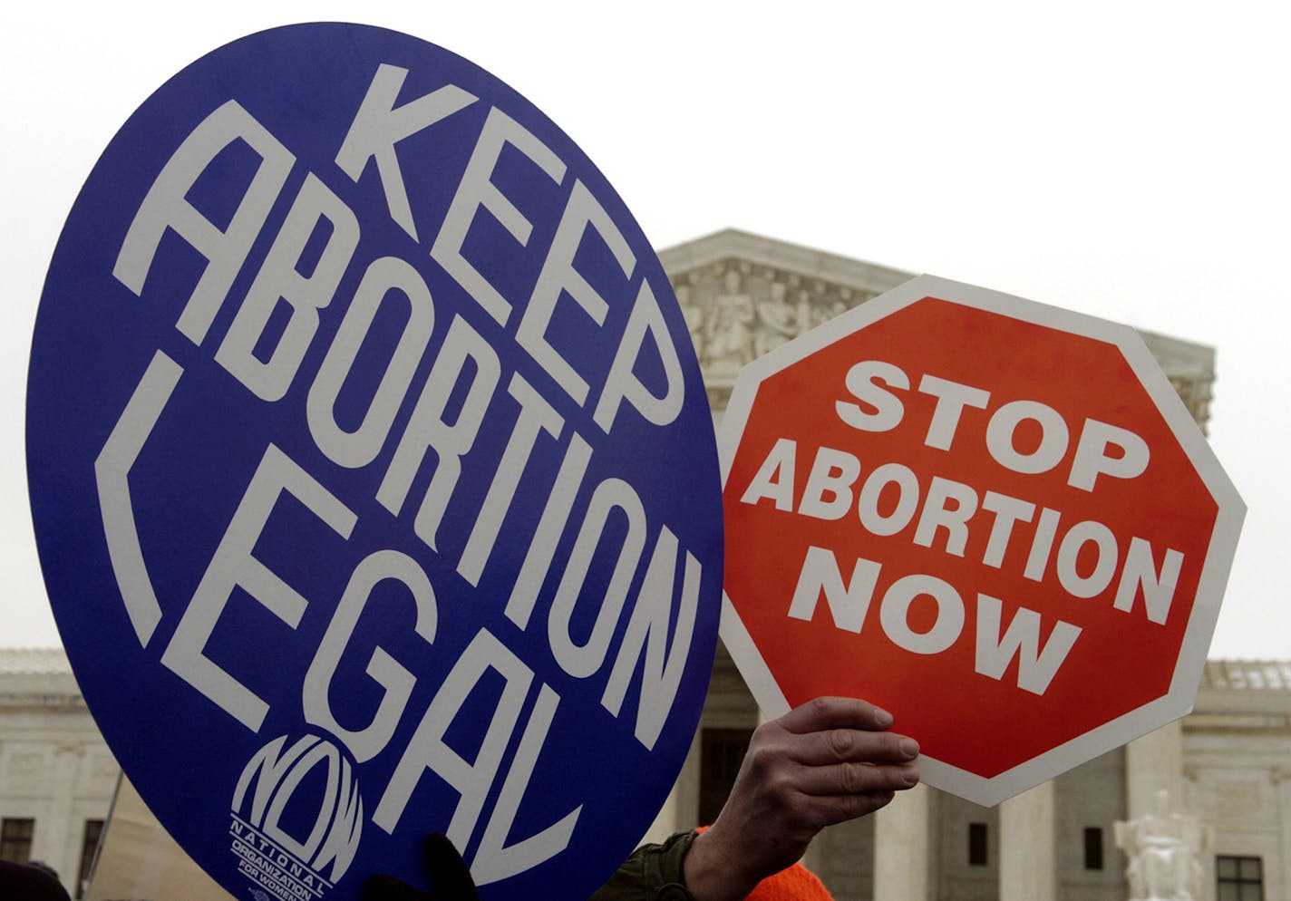 Anti-abortion marchers and some abortion-rights supporters at the U.S. Supreme Court on the anniversary of Roe v. Wade in January 2005. (Pete Souza/Chicago Tribune/TNS) ORG XMIT: 1619464