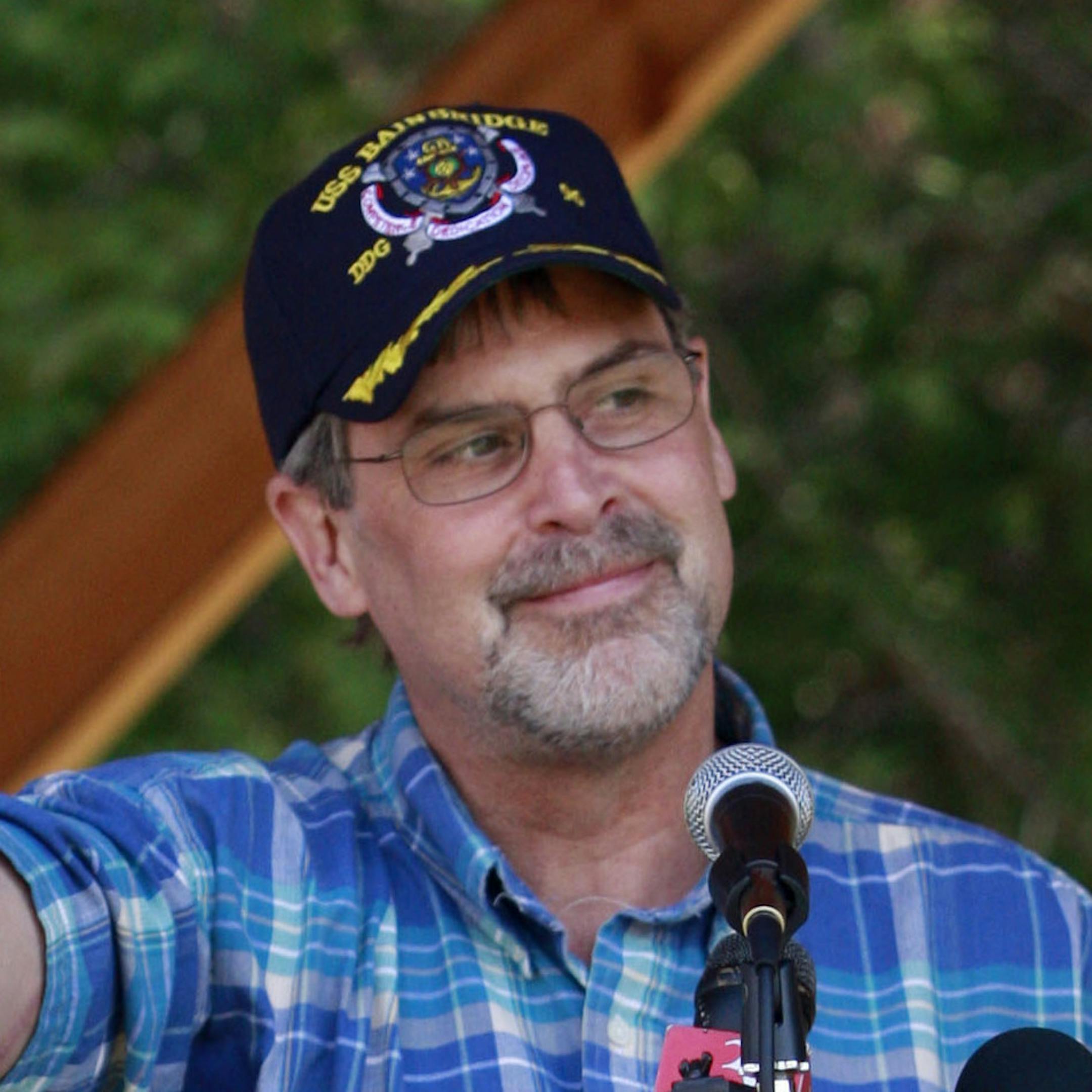 Captain Richard Phillips, right, and his wife, Andrea Phillips, left, thank the crowd, during a community picnic, Saturday., April 25, 2009, at Mills Riverside Park in Jericho,Vt., to honor the selflessness and bravery of Phillips, captain of the Maersk Alabama, a U.S.-flagged cargo ship, who survived a five-day hostage ordeal off the coast of Somalia recently. (AP Photo/Alden Pellett)
