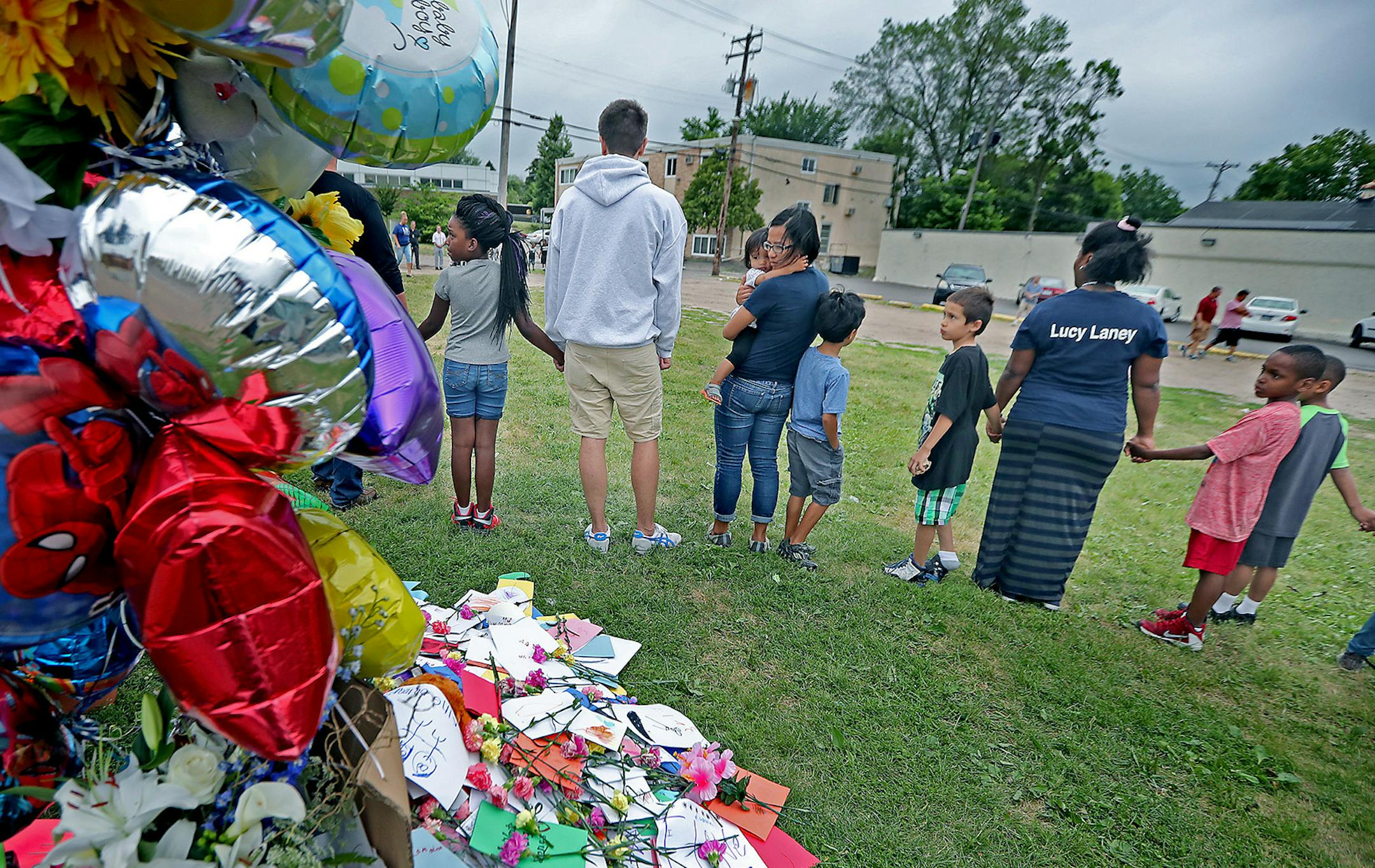 Lucy Laney children, parents and community gathered around a memorial site at the corner of N. Lowry Avenue and Penn Avenue to show their respect for Le'Vonte Jones, a 2-year-old killed during North Minneapolis shootout, Monday, July 11, 2016 in Minneapolis, MN. ] (ELIZABETH FLORES/STAR TRIBUNE) ELIZABETH FLORES • eflores@startribune.com