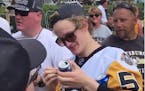 Guentzel's veteran move during victory parade: 'I sign it, you chug it'