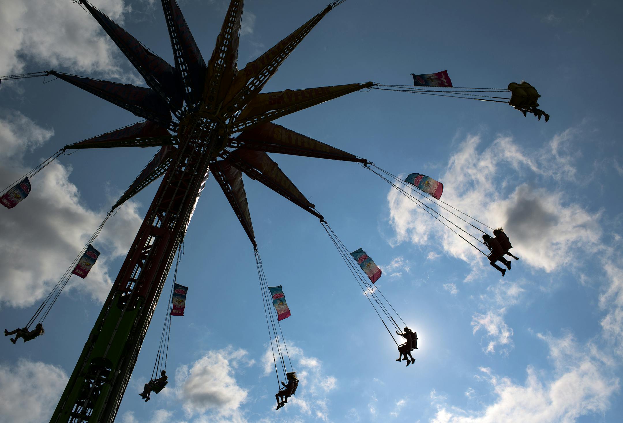 Fairgoers enjoy a sunny afternoon on the Mighty Midway at the Minnesota State Fair on Friday, August 28, 2015. ] LEILA NAVIDI leila.navidi@startribune.com /