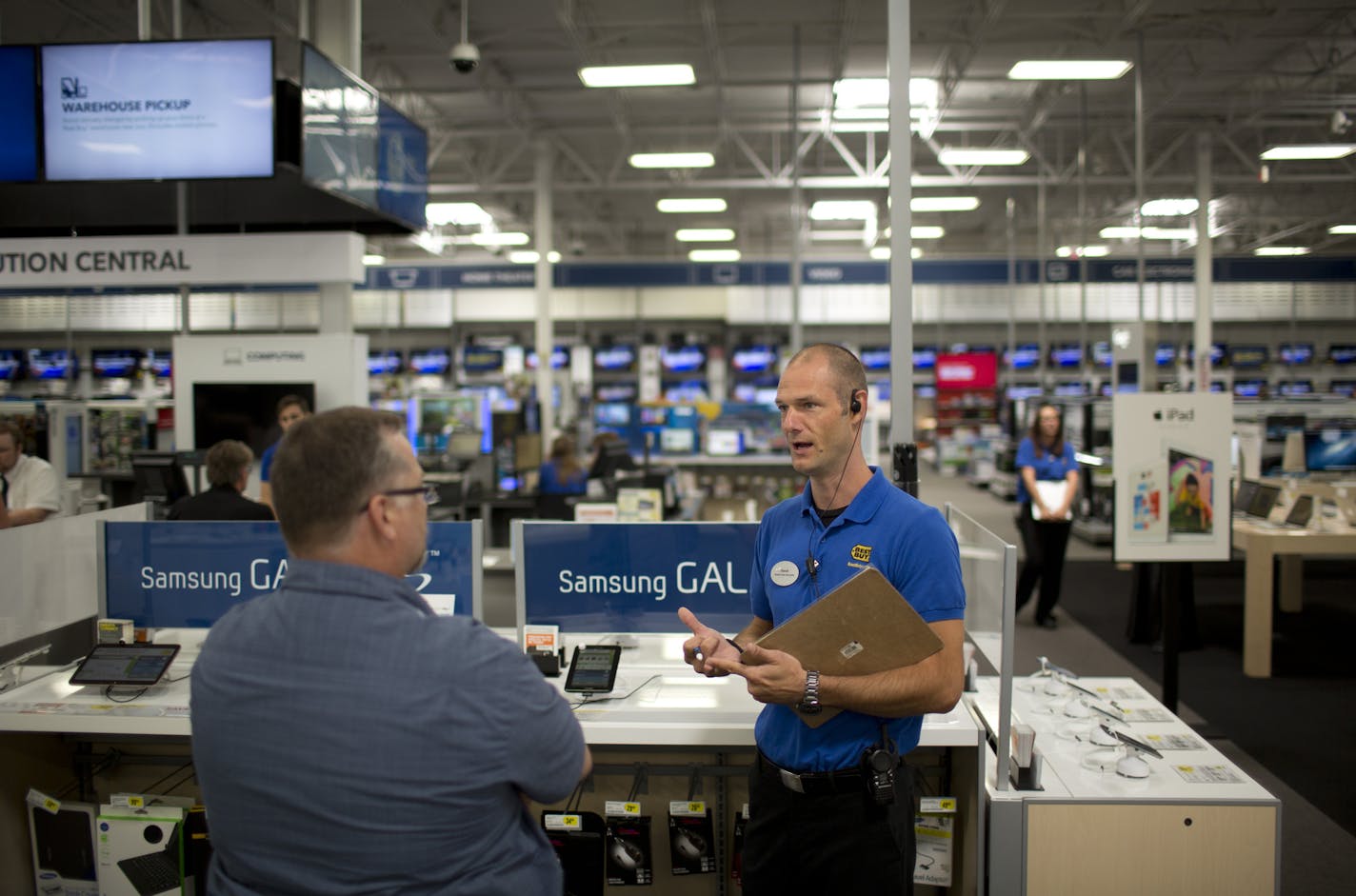 Best Buy employees will still wear the company's signature blue shirts but will now be able to wear jeans. (JEFF WHEELER/Star Tribune)