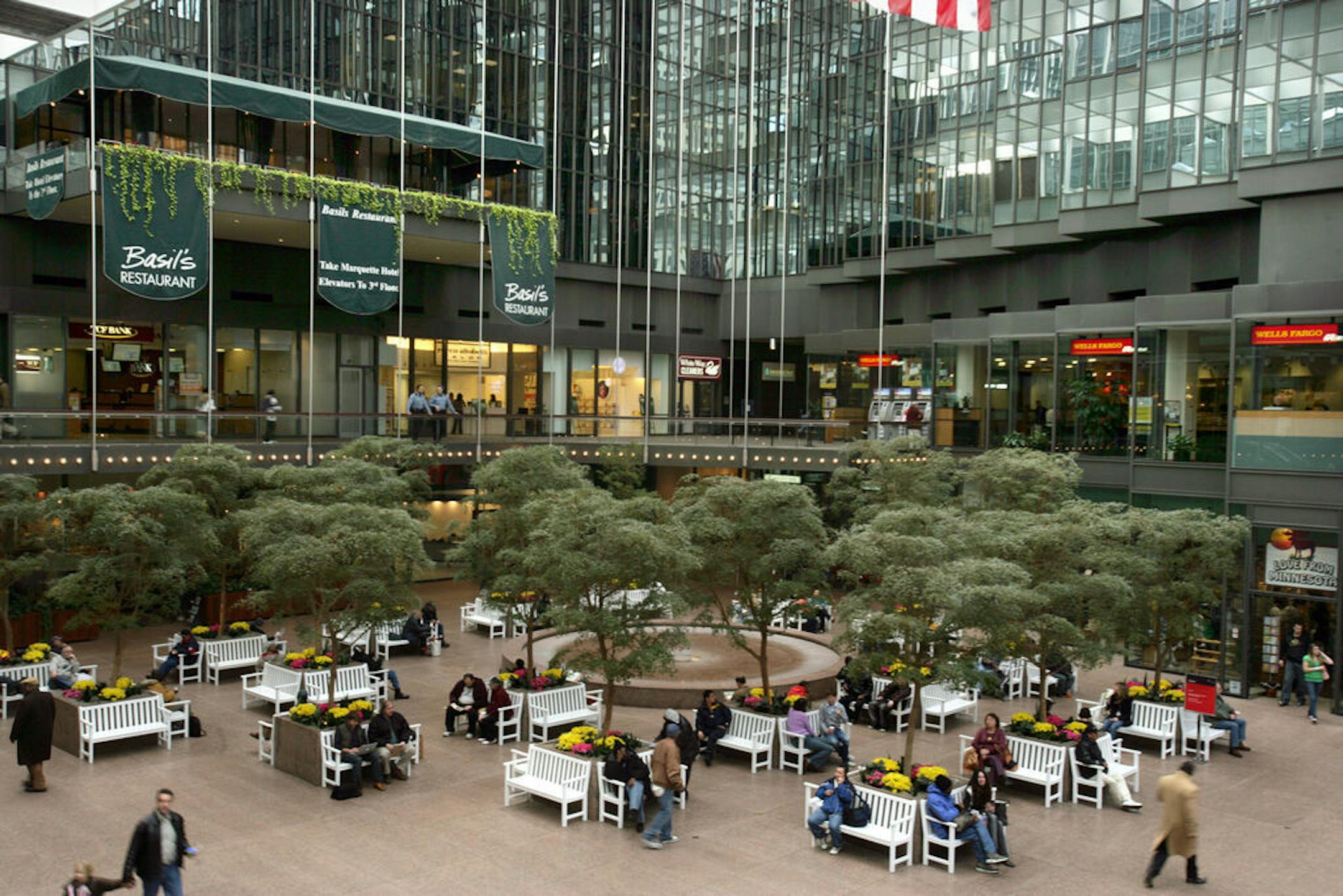 joel koyama•jkoyama@startribune.com 00007163a idsxxxx ] Crystal Court on a cold afternoon in the IDS Center, Minneapolis, MN.